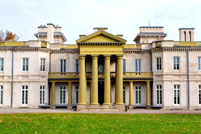 Dundurn National Historic Site features a historic castle, scenic park, kitchen gardens, and museum exhibits for a rich cultural experience
