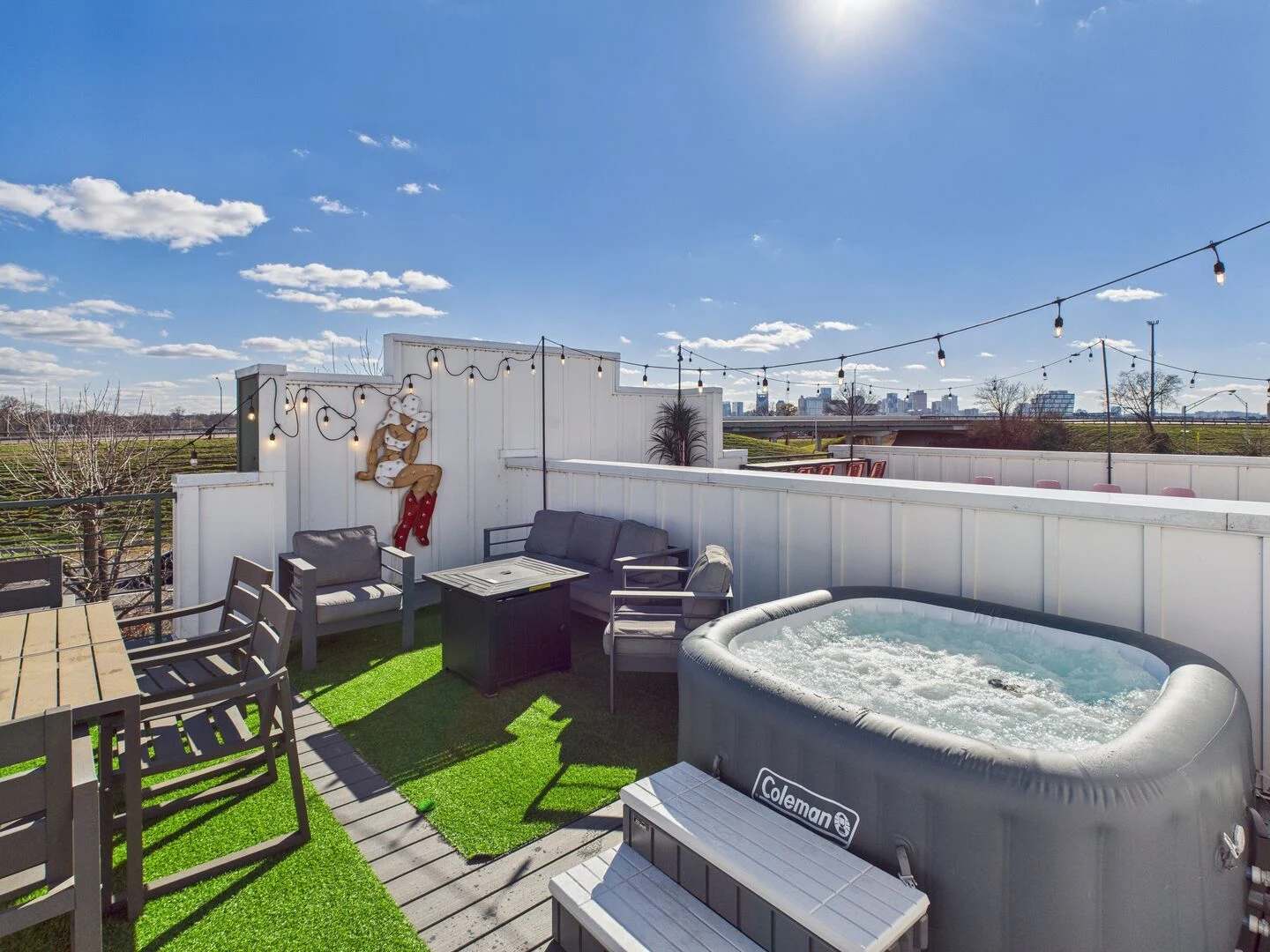 Outlaw-Rooftop Patio & Game Room-Mins to Broadway 2