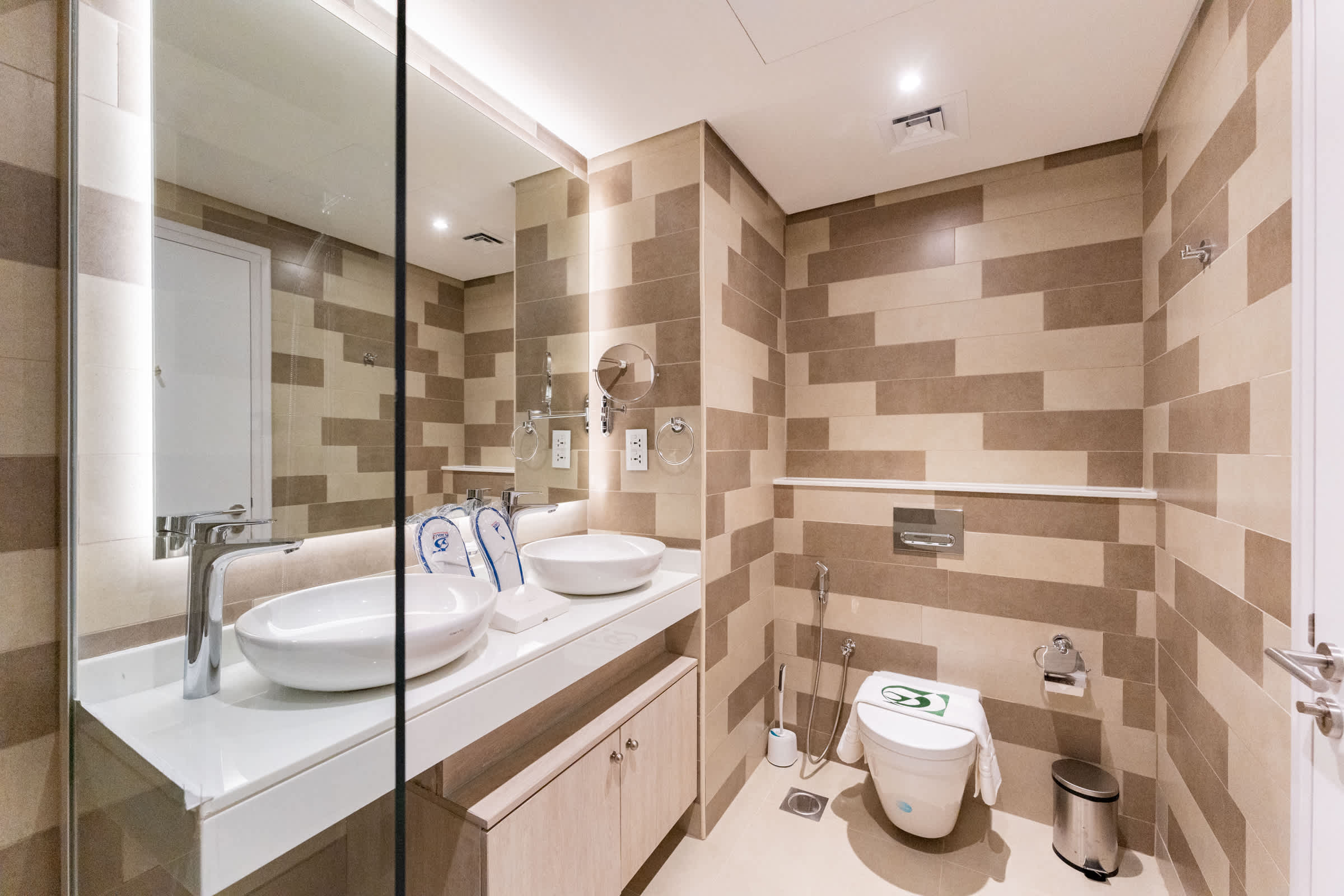 Palm Jumeirah Beachfront: 3BR Oasis with Pool! - Image 19