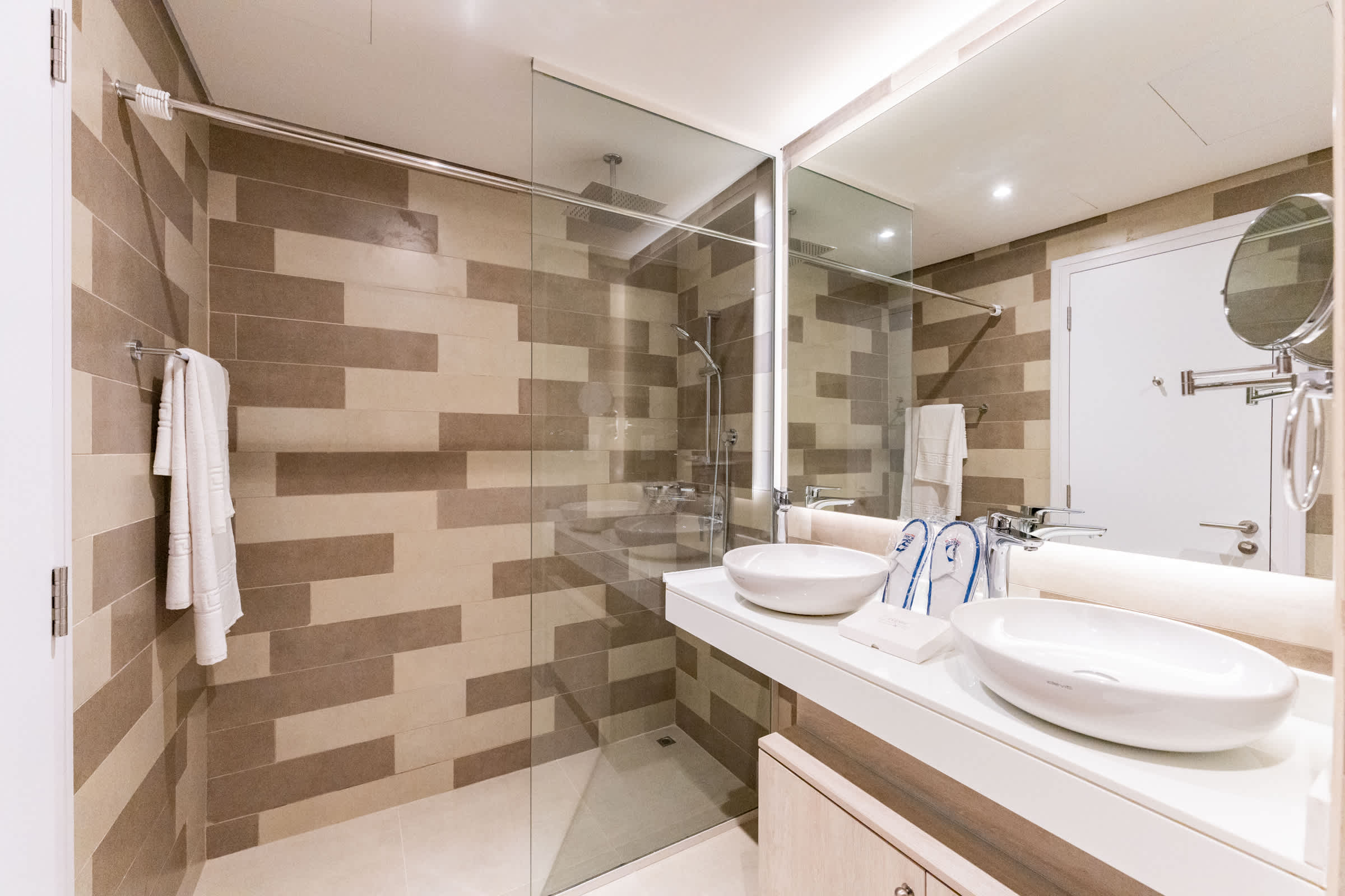 Palm Jumeirah Beachfront: 3BR Oasis with Pool! - Image 20