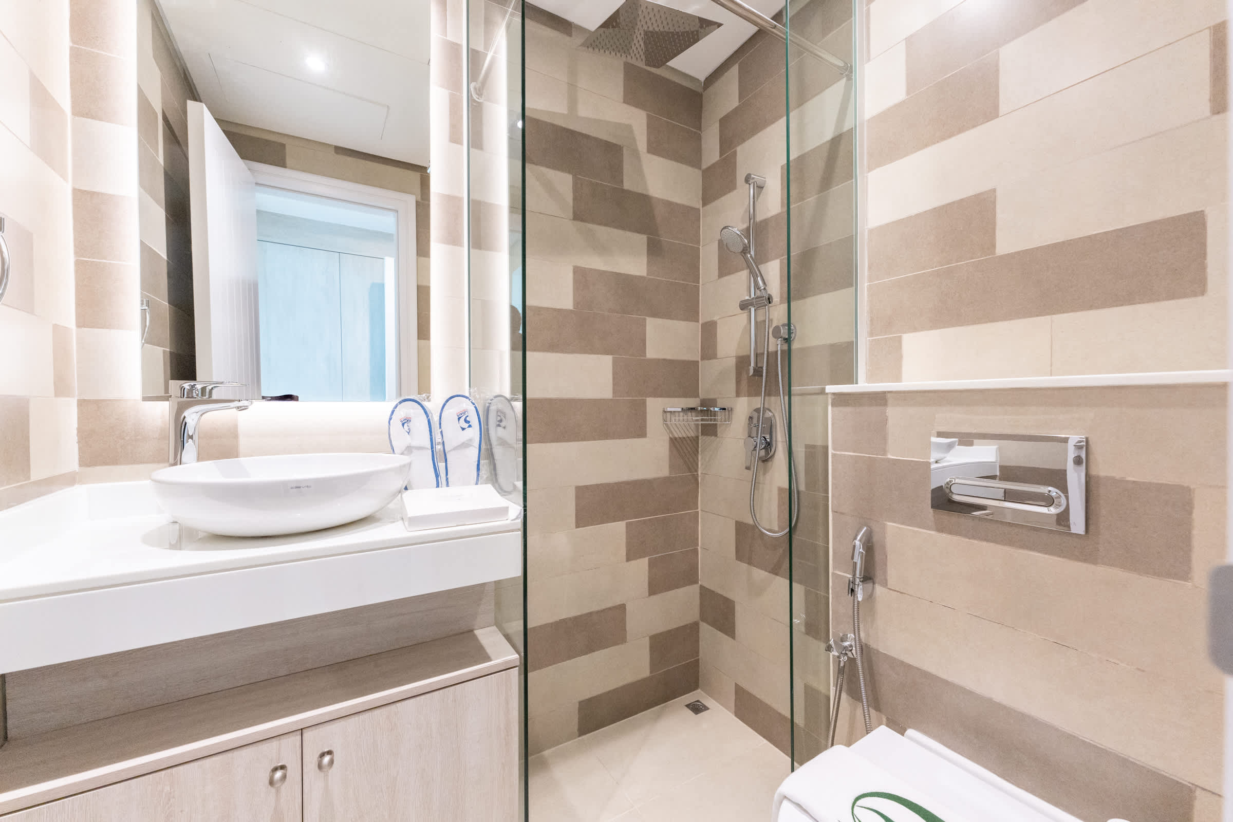 Palm Jumeirah Beachfront: 3BR Oasis with Pool! - Image 27