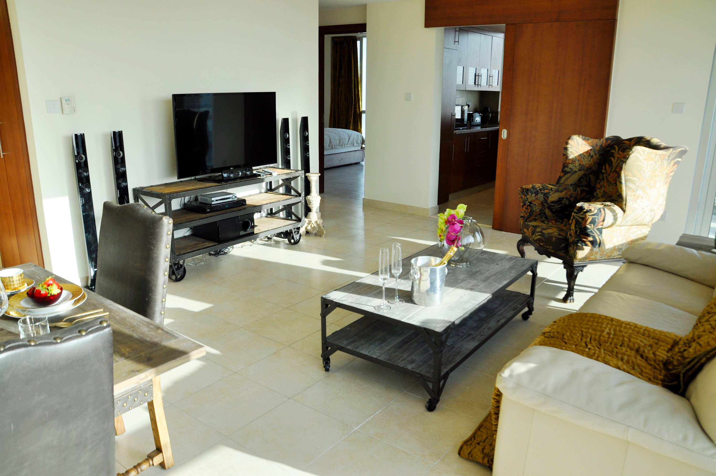 Golf Course Views Apartment in Dubai - Image 7
