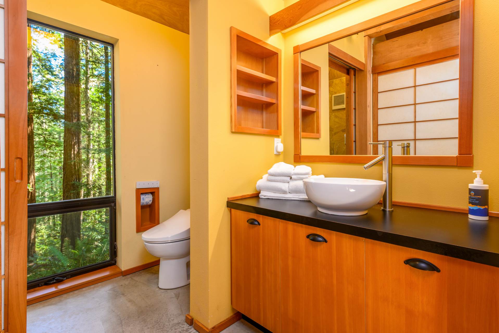 Forest-view full bathroom
