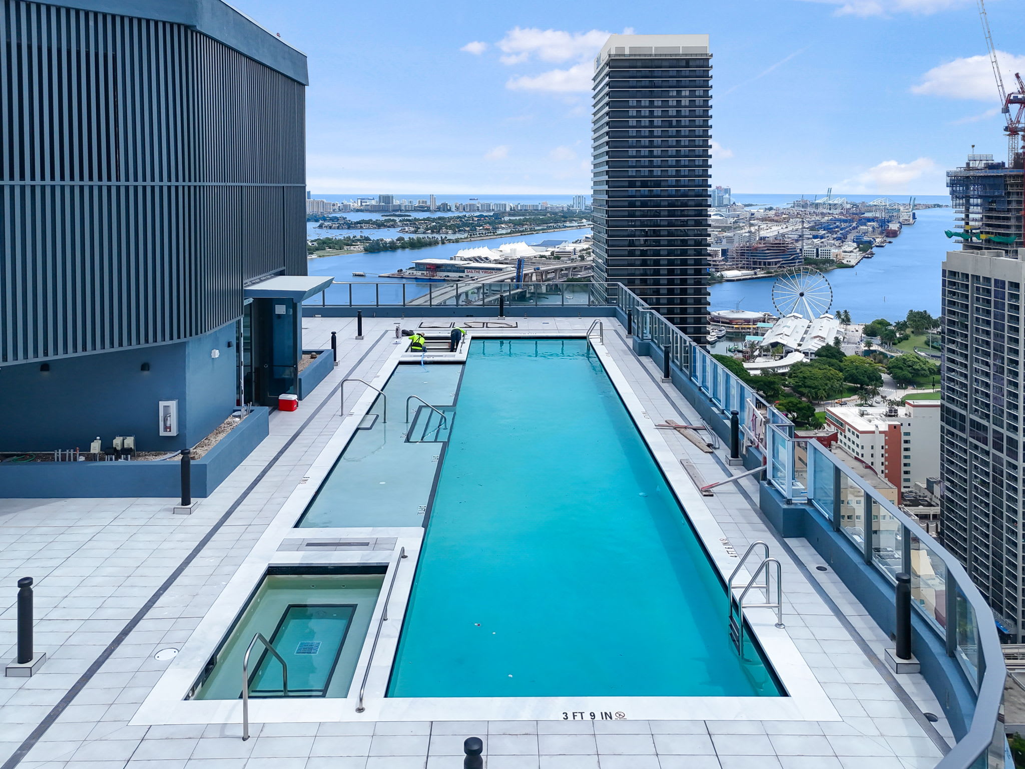 Stylish Corner 1BR: Rooftop Pool & Wrap Balcony