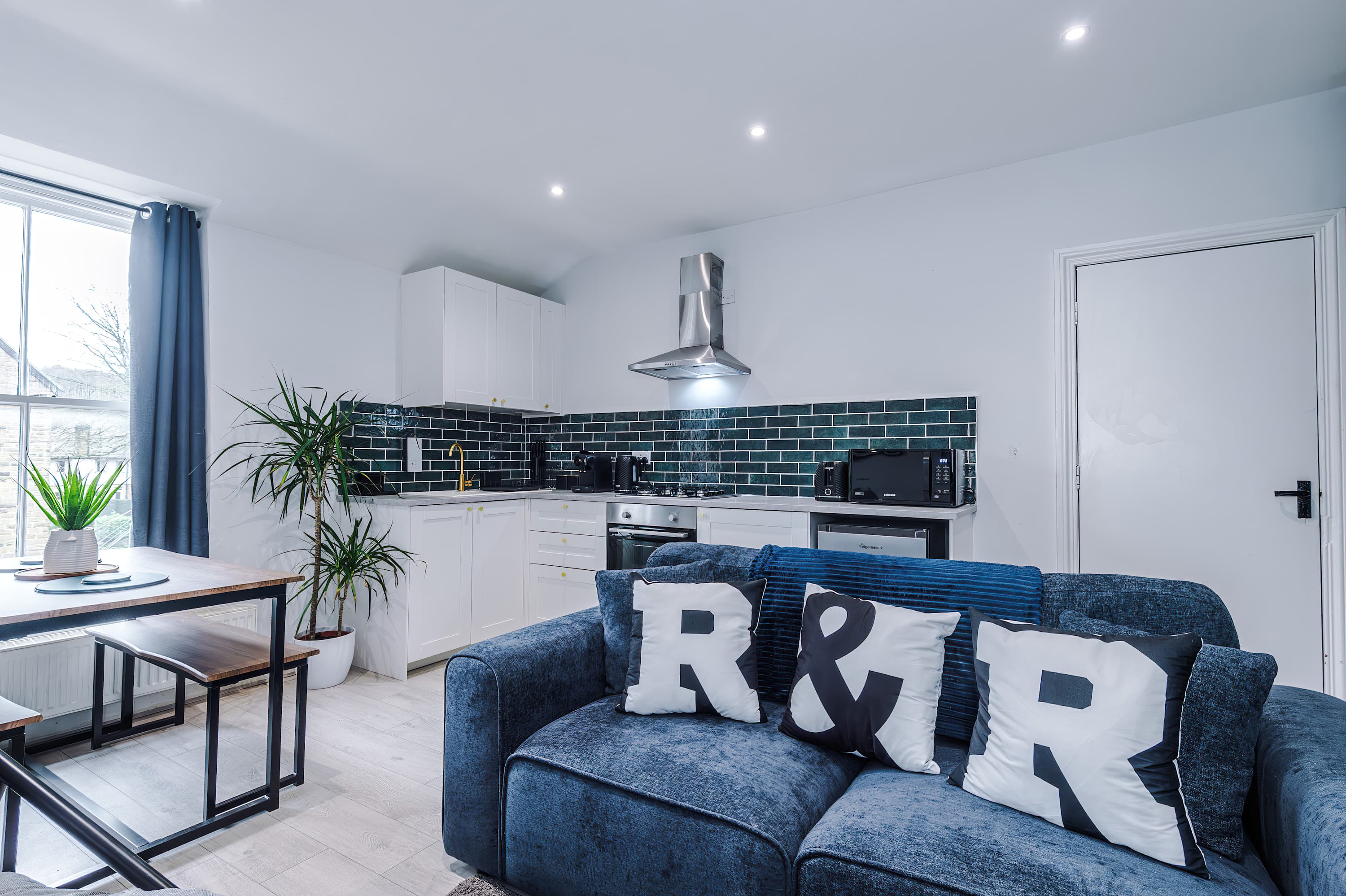 'The Frank' - Four-Poster Penthouse with Free Parking by Rest&Recharge