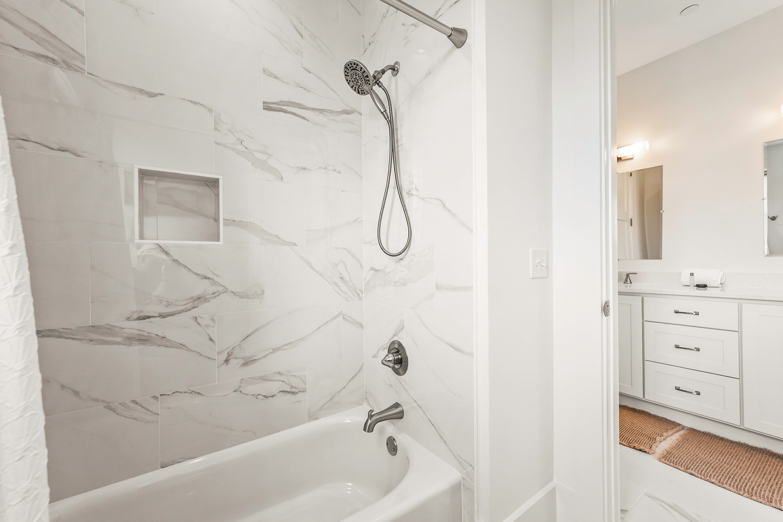 Guest En Suite Bathroom with Tub/Shower Combo