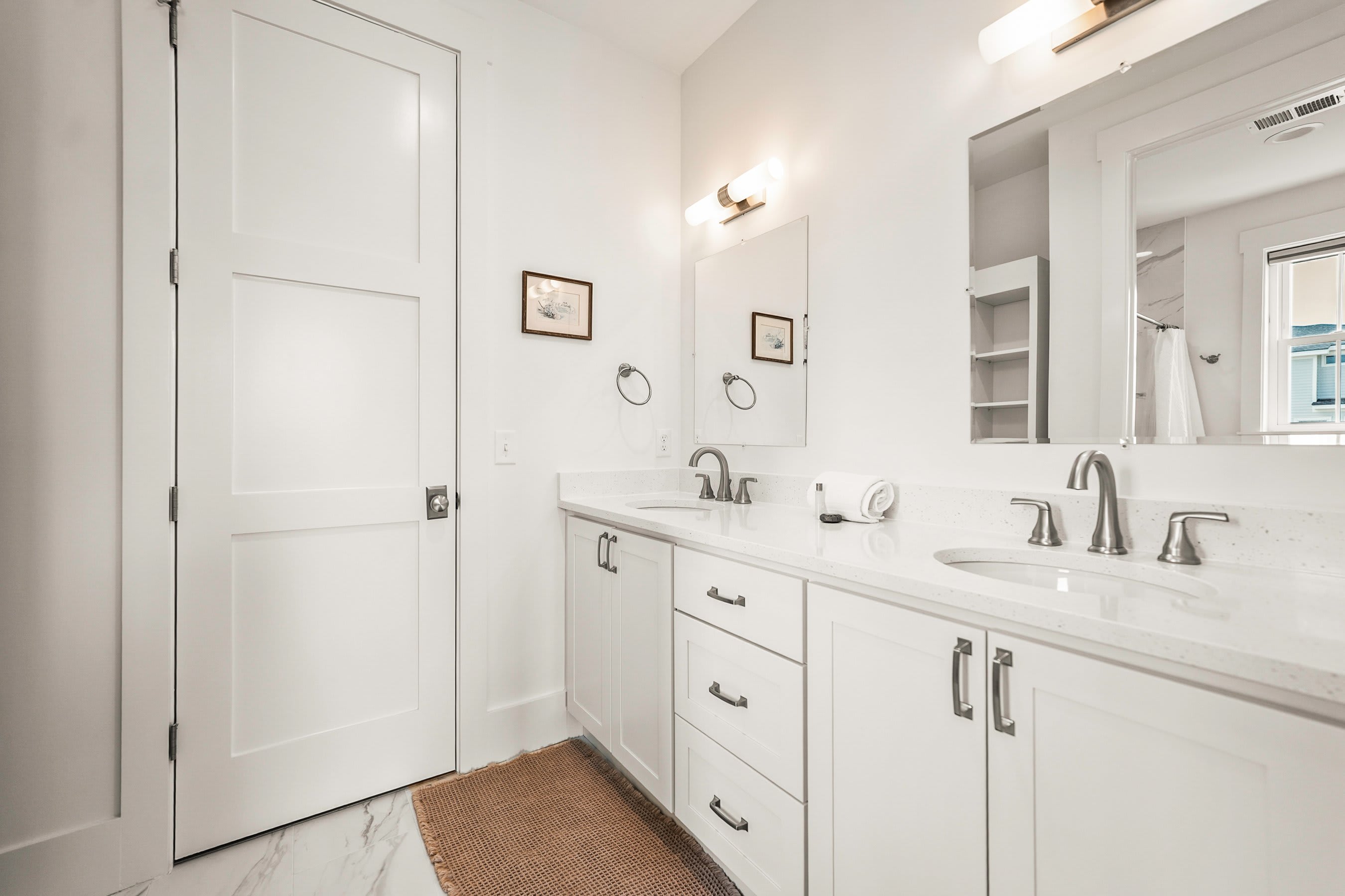 Guest En Suite Bathroom with Tub/Shower Combo