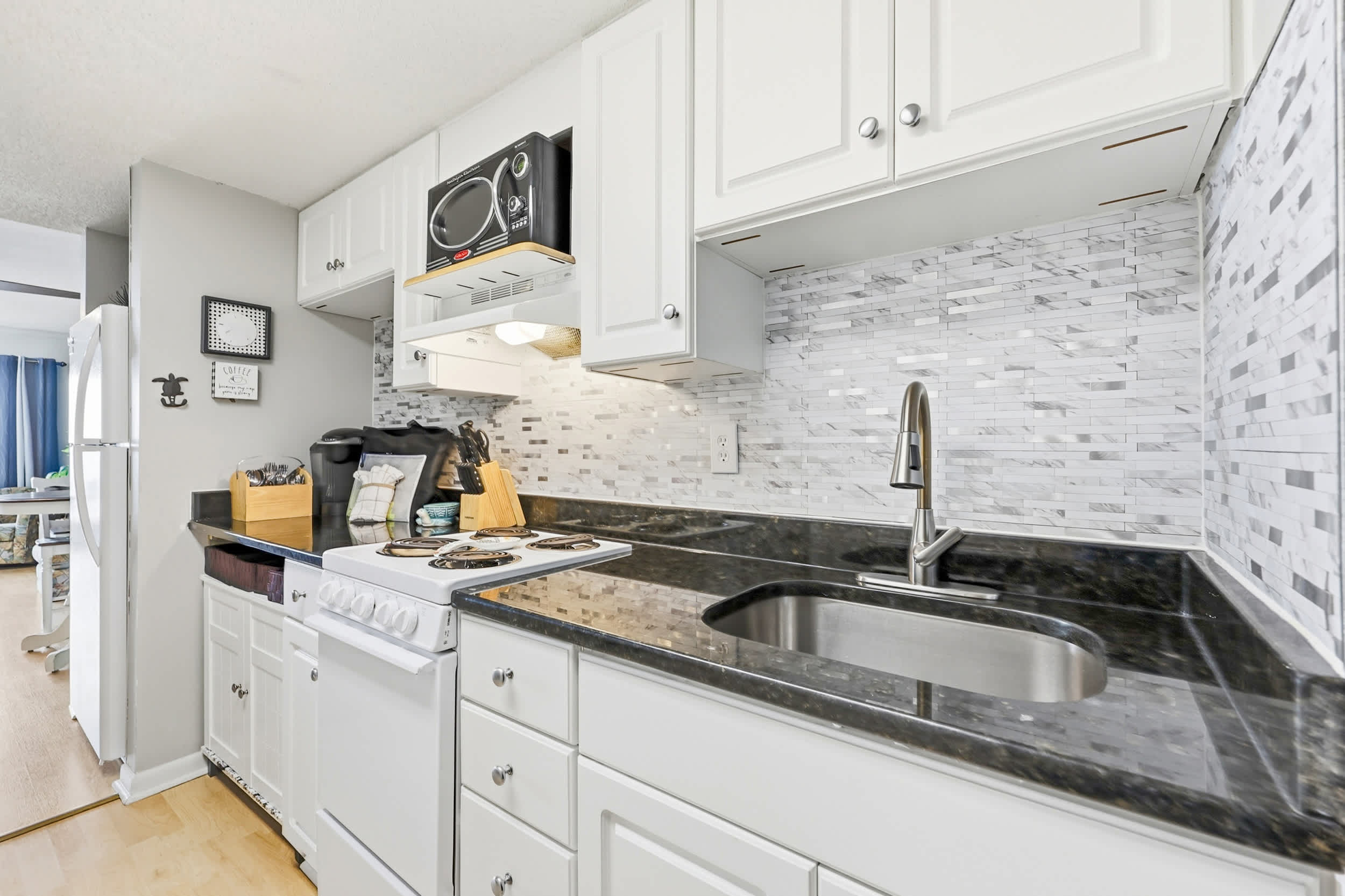 Ocean View Top Floor Condo w Pool and Hot Tub