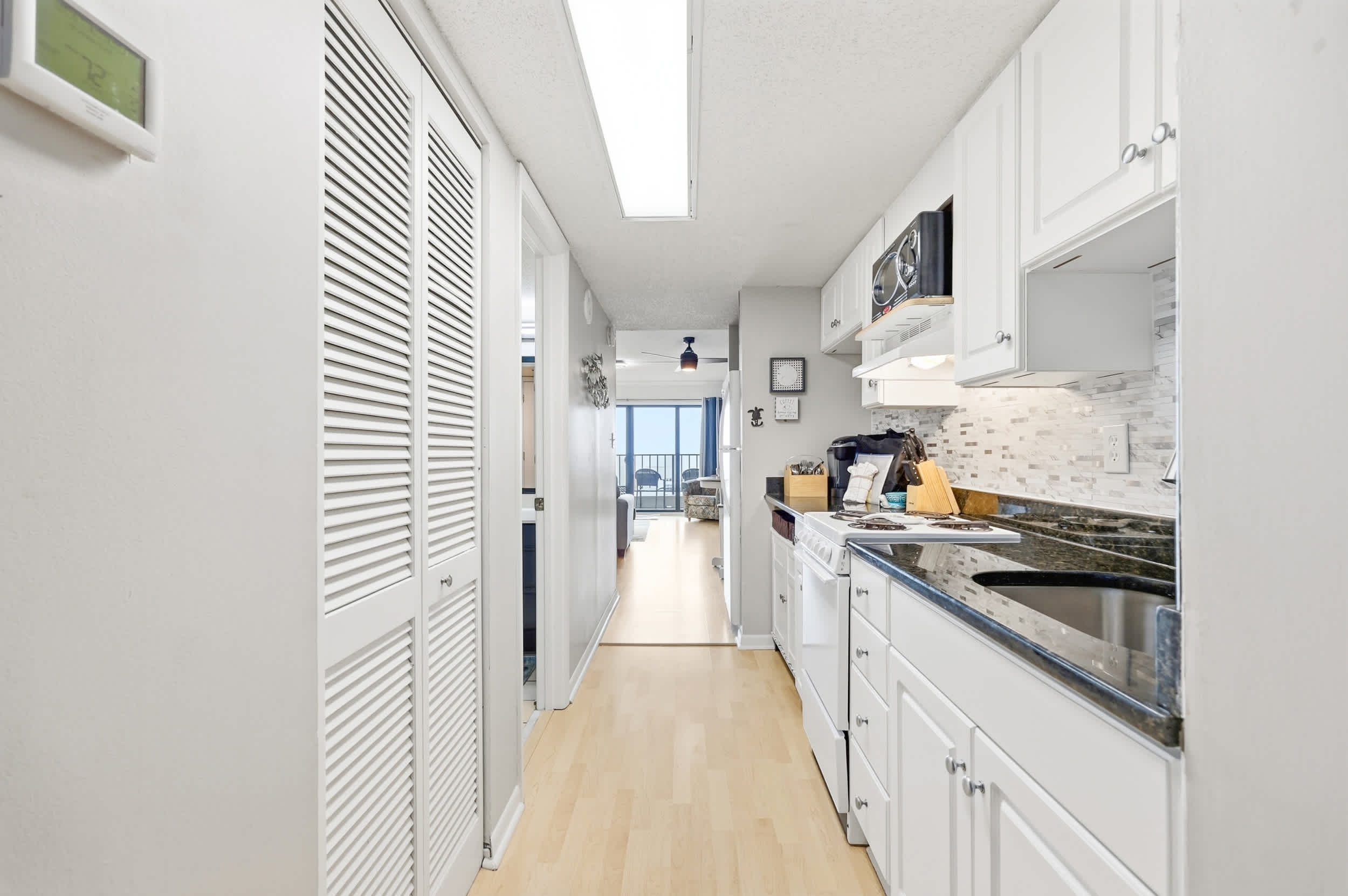 Ocean View Top Floor Condo w Pool and Hot Tub