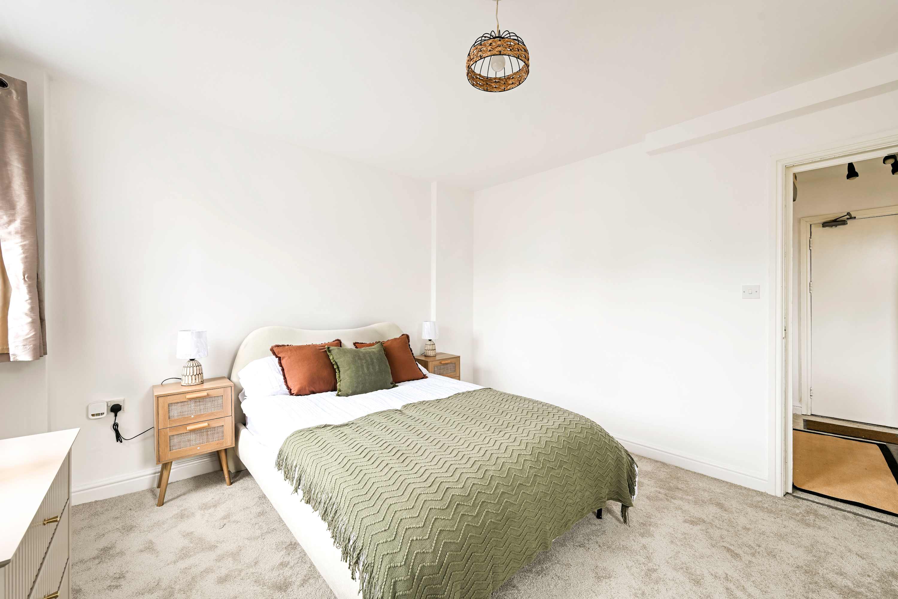Chic 1BR West Ealing - 15m Heathrow - 20m City — Hostahome managed short-let