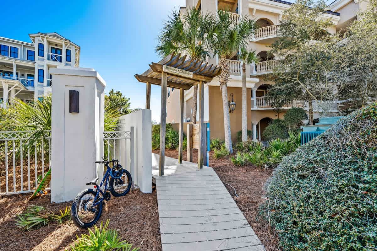 The Story House | Walk To Beach | Pet Friendly