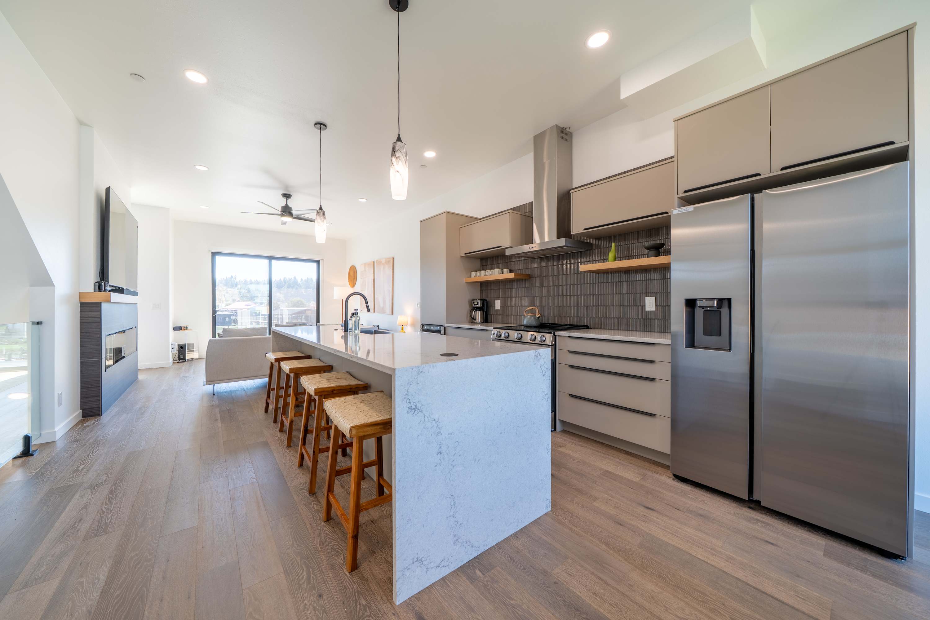 Alsea Bay View Townhome, Walk to Town + Hot Tub