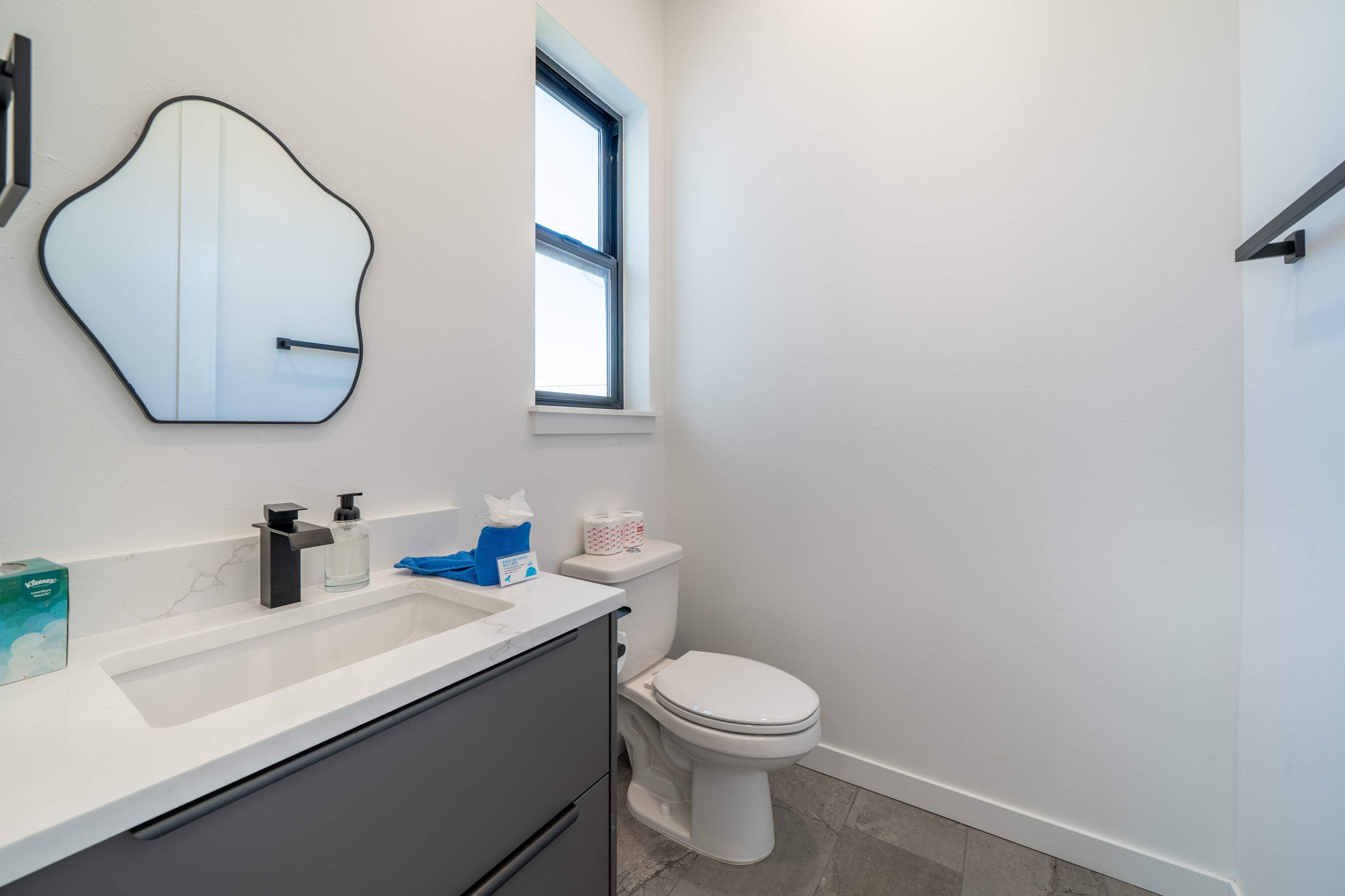 Alsea Bay View Townhome, Walk to Town + Hot Tub