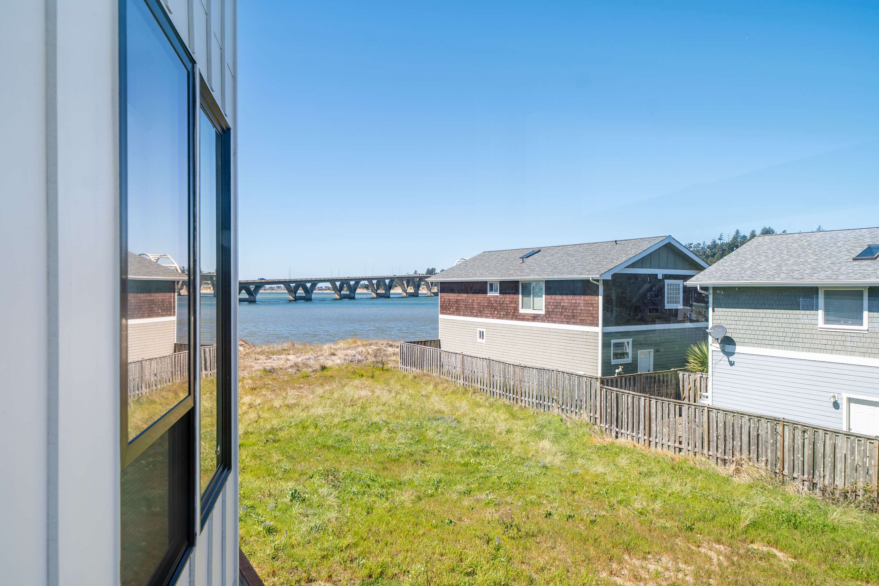 Alsea Bay View Townhome, Walk to Town + Hot Tub