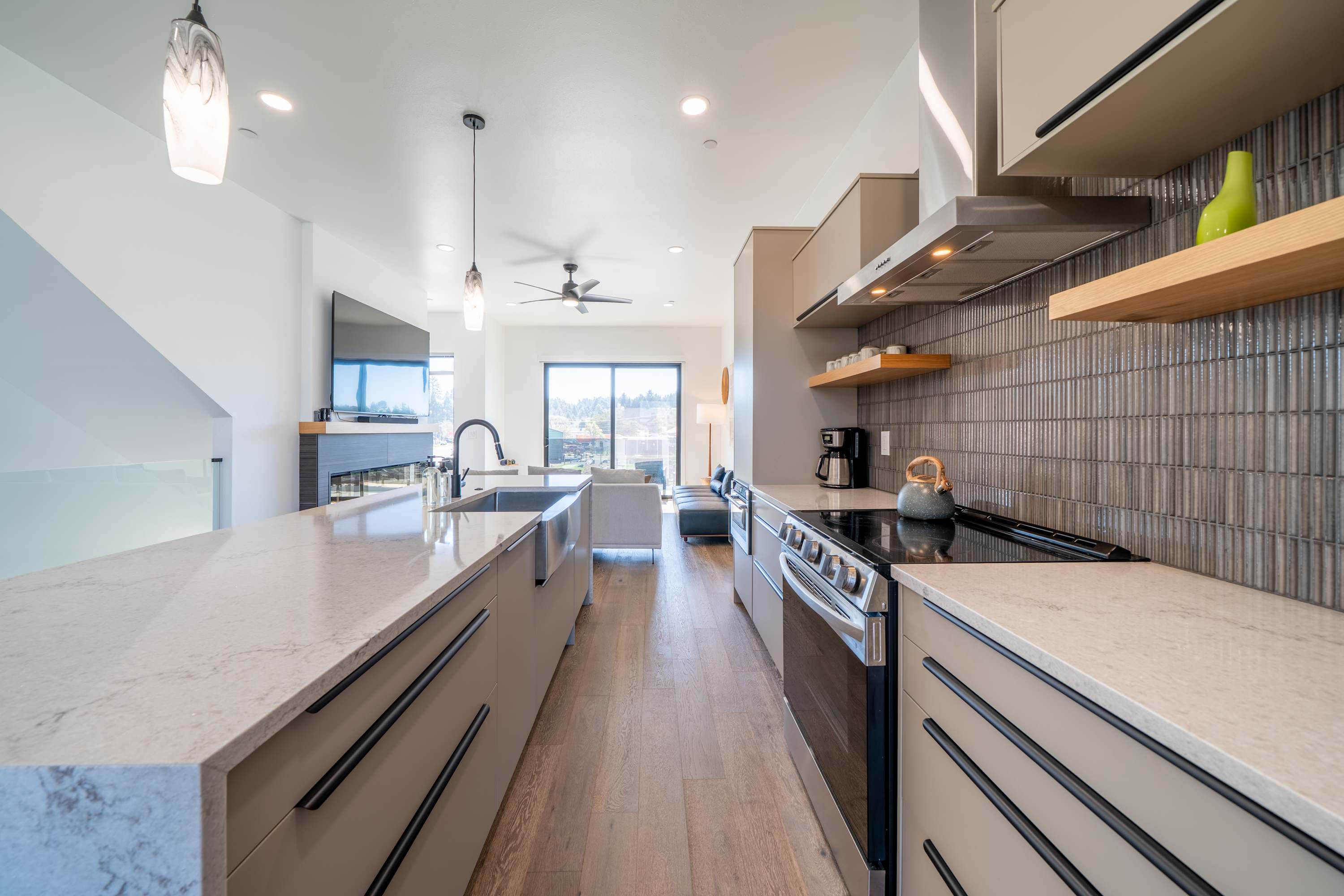 Alsea Bay View Townhome, Walk to Town + Hot Tub