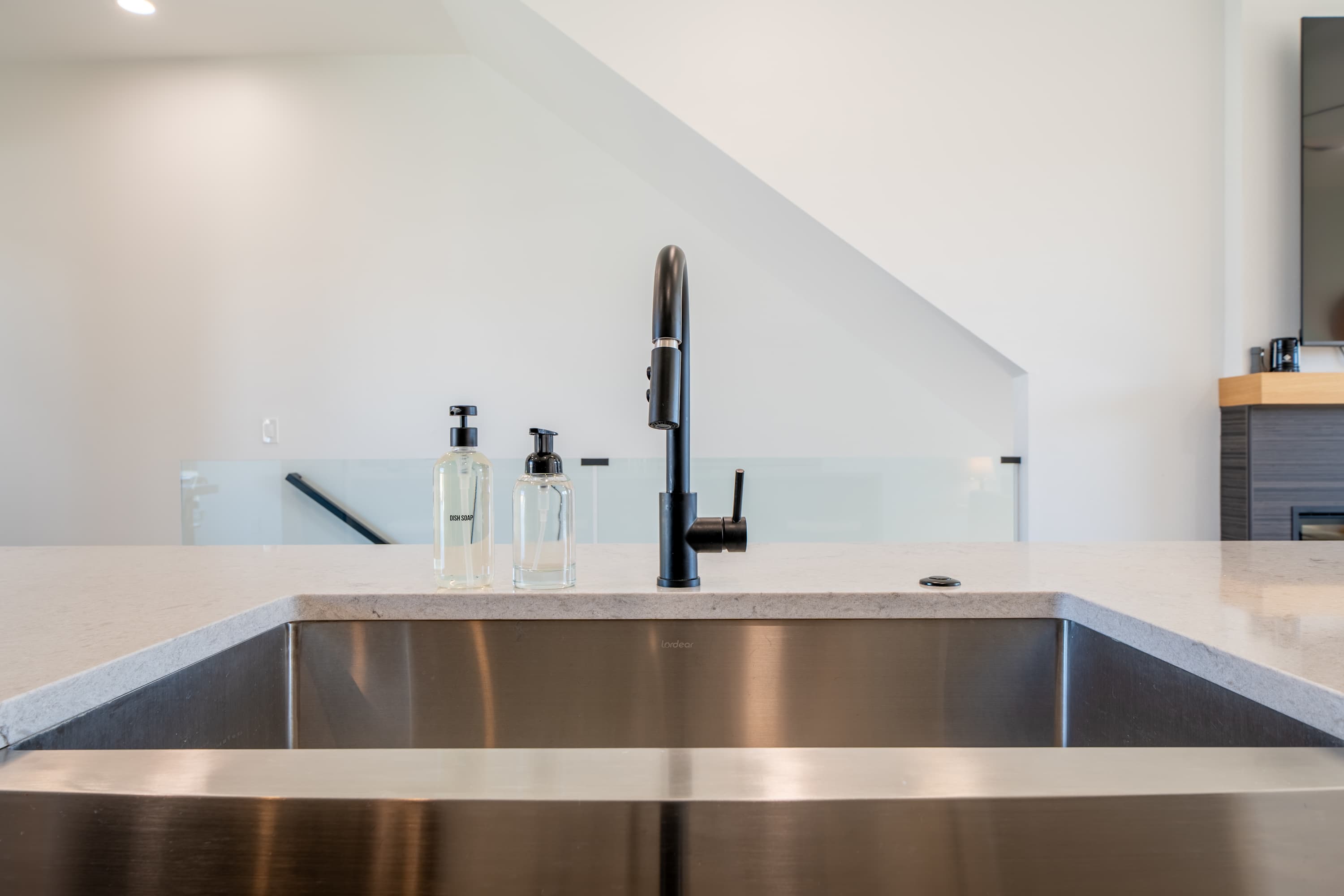 Alsea Bay View Townhome, Walk to Town + Hot Tub