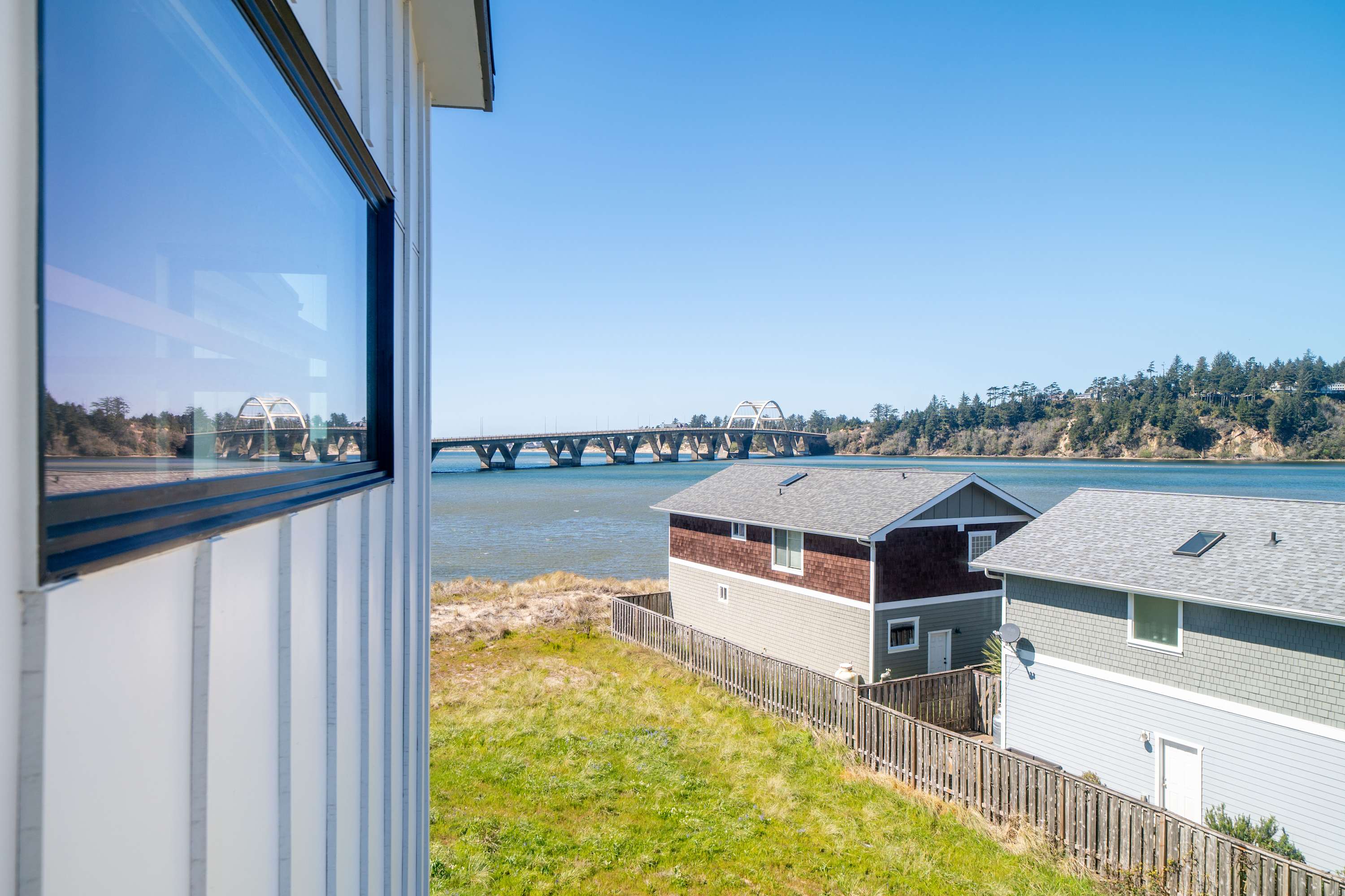 Alsea Bay View Townhome, Walk to Town + Hot Tub