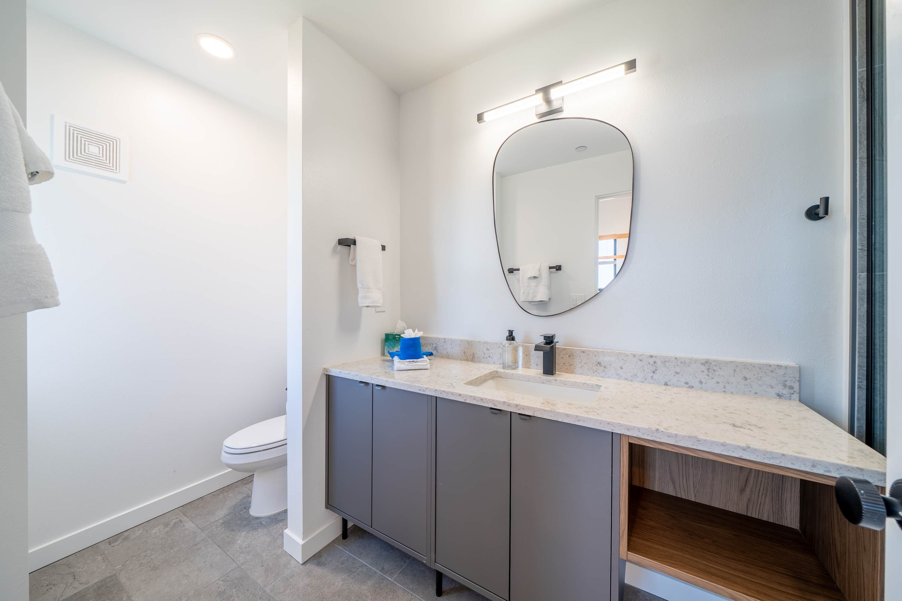 Alsea Bay View Townhome, Walk to Town + Hot Tub