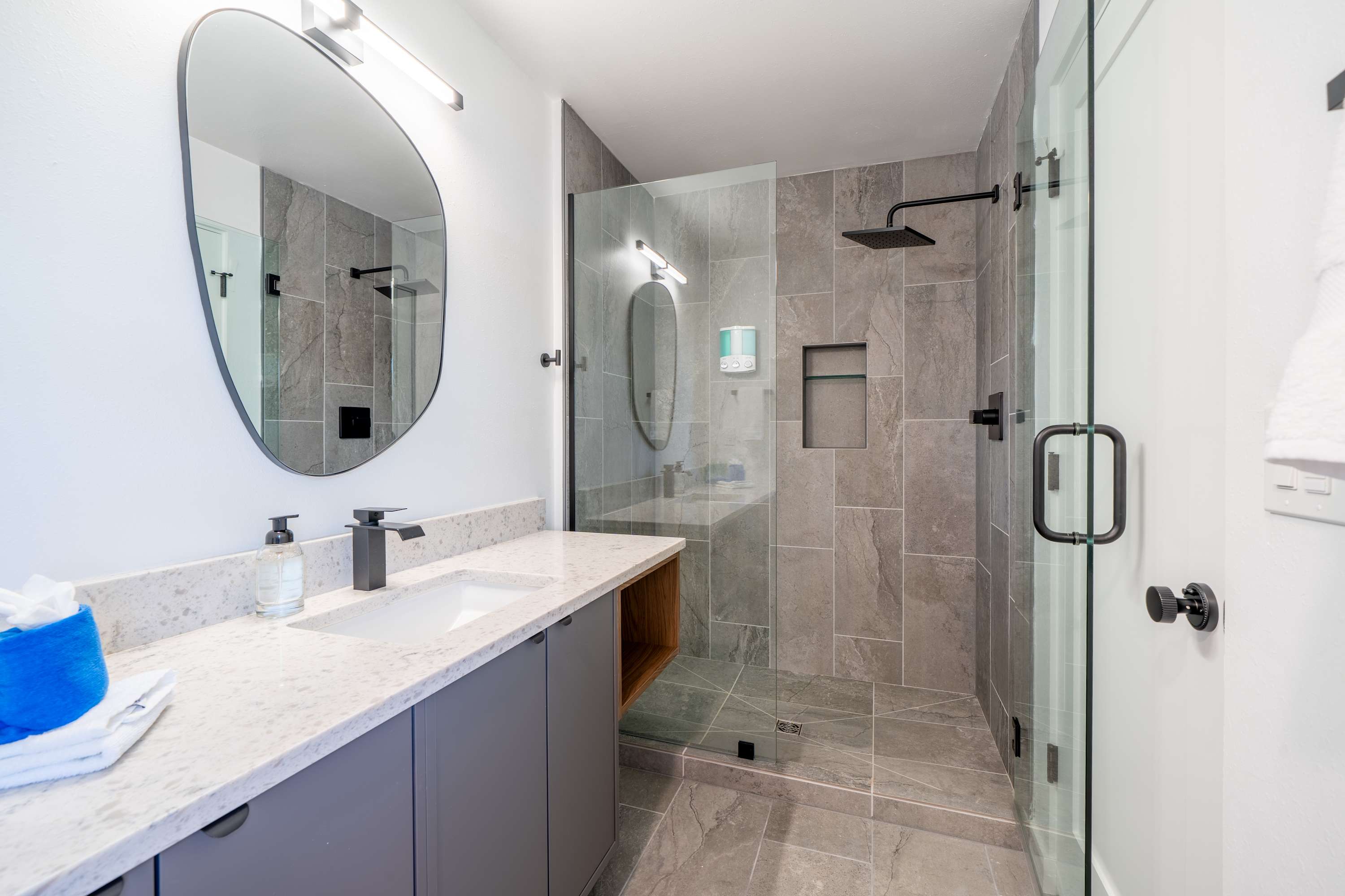 Alsea Bay View Townhome, Walk to Town + Hot Tub