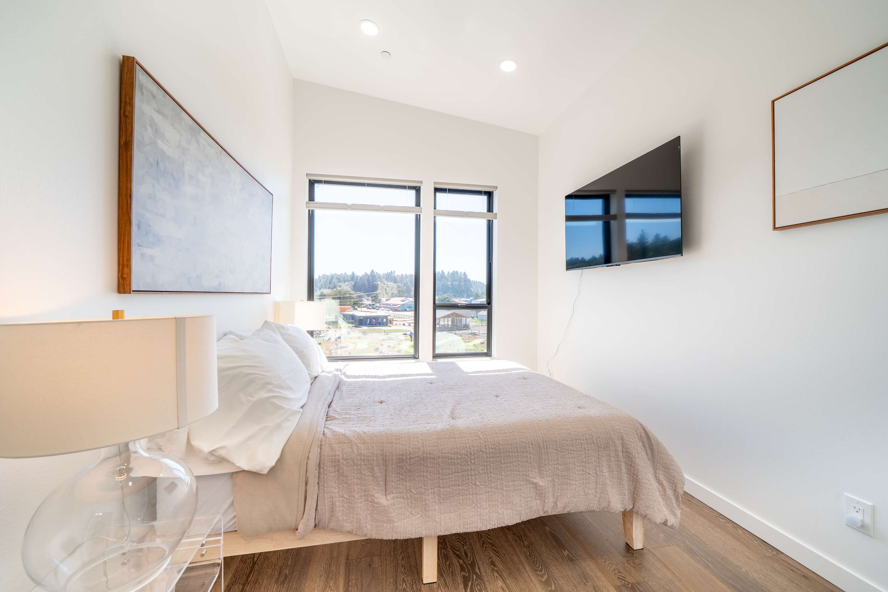 Alsea Bay View Townhome, Walk to Town + Hot Tub