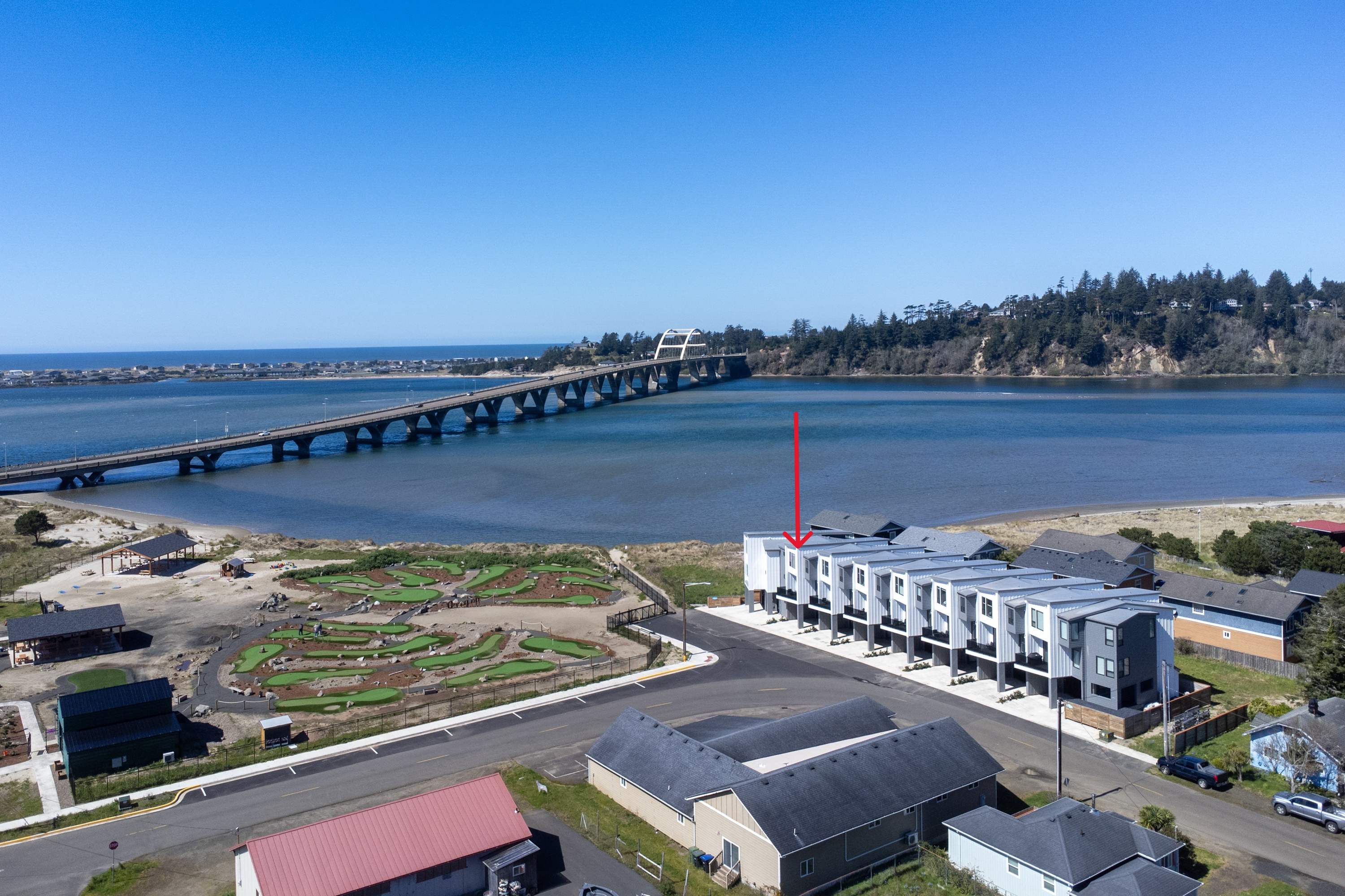 Alsea Bay View Townhome, Walk to Town + Hot Tub