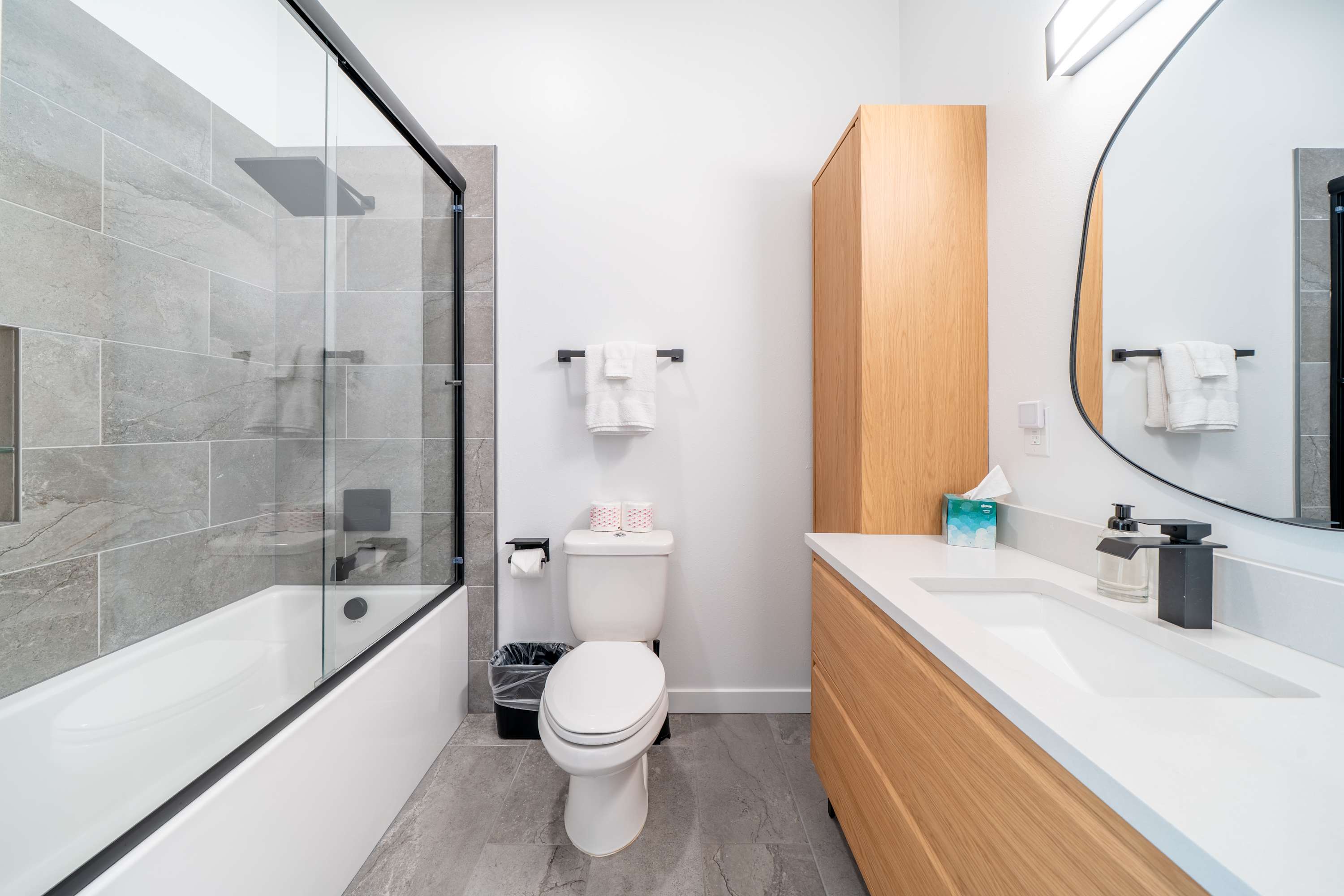 Alsea Bay View Townhome, Walk to Town + Hot Tub