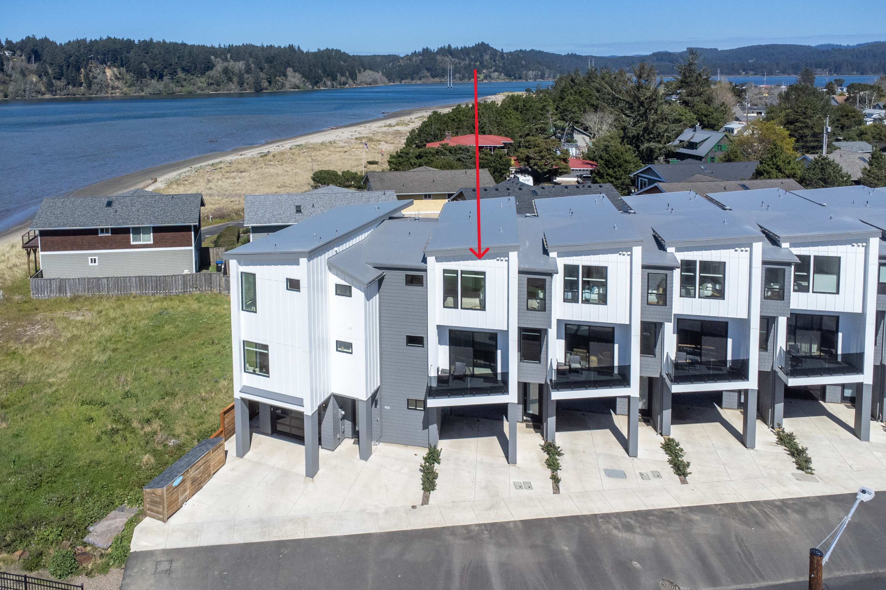 Alsea Bay View Townhome, Walk to Town + Hot Tub