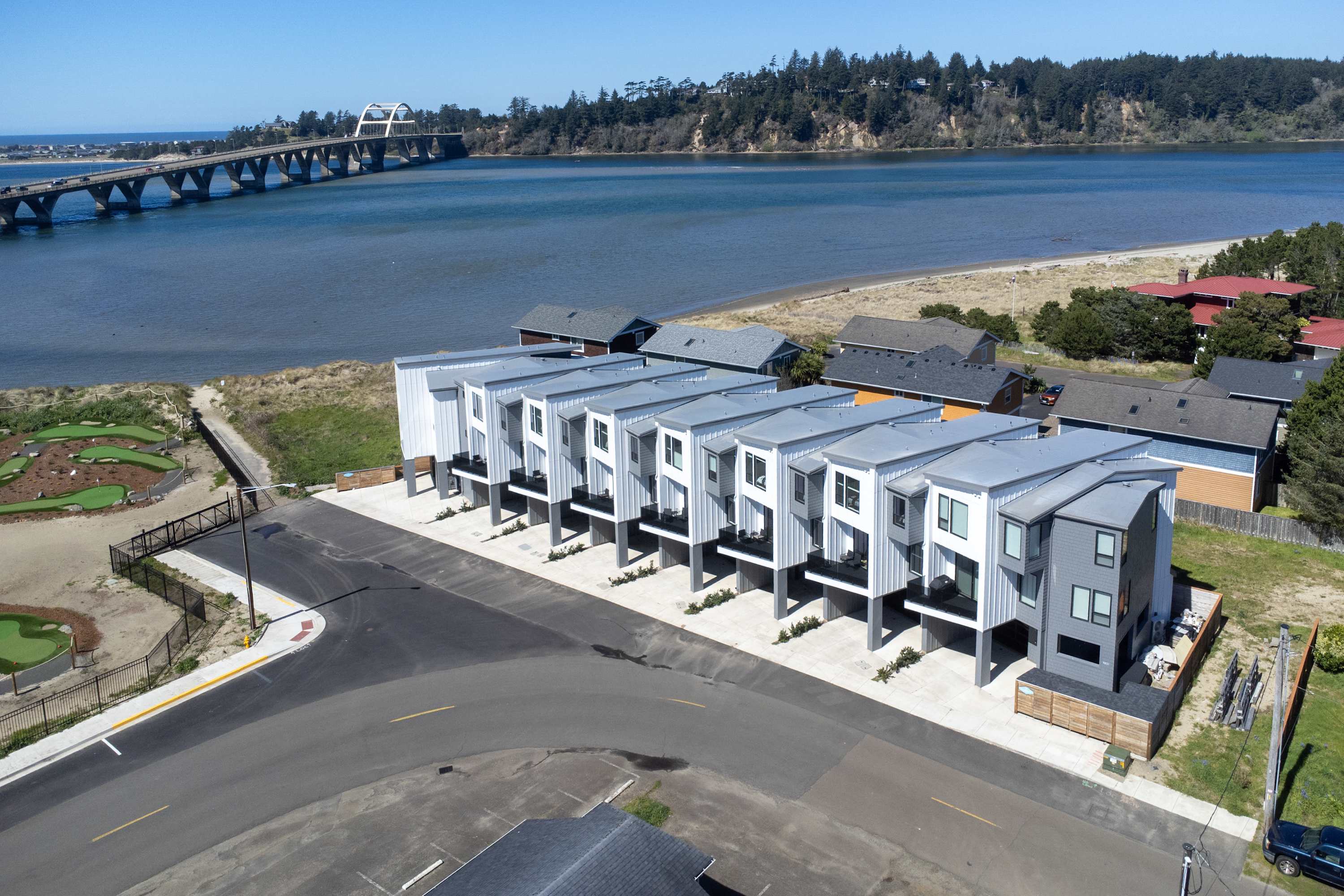 Alsea Bay View Townhome, Walk to Town + Hot Tub