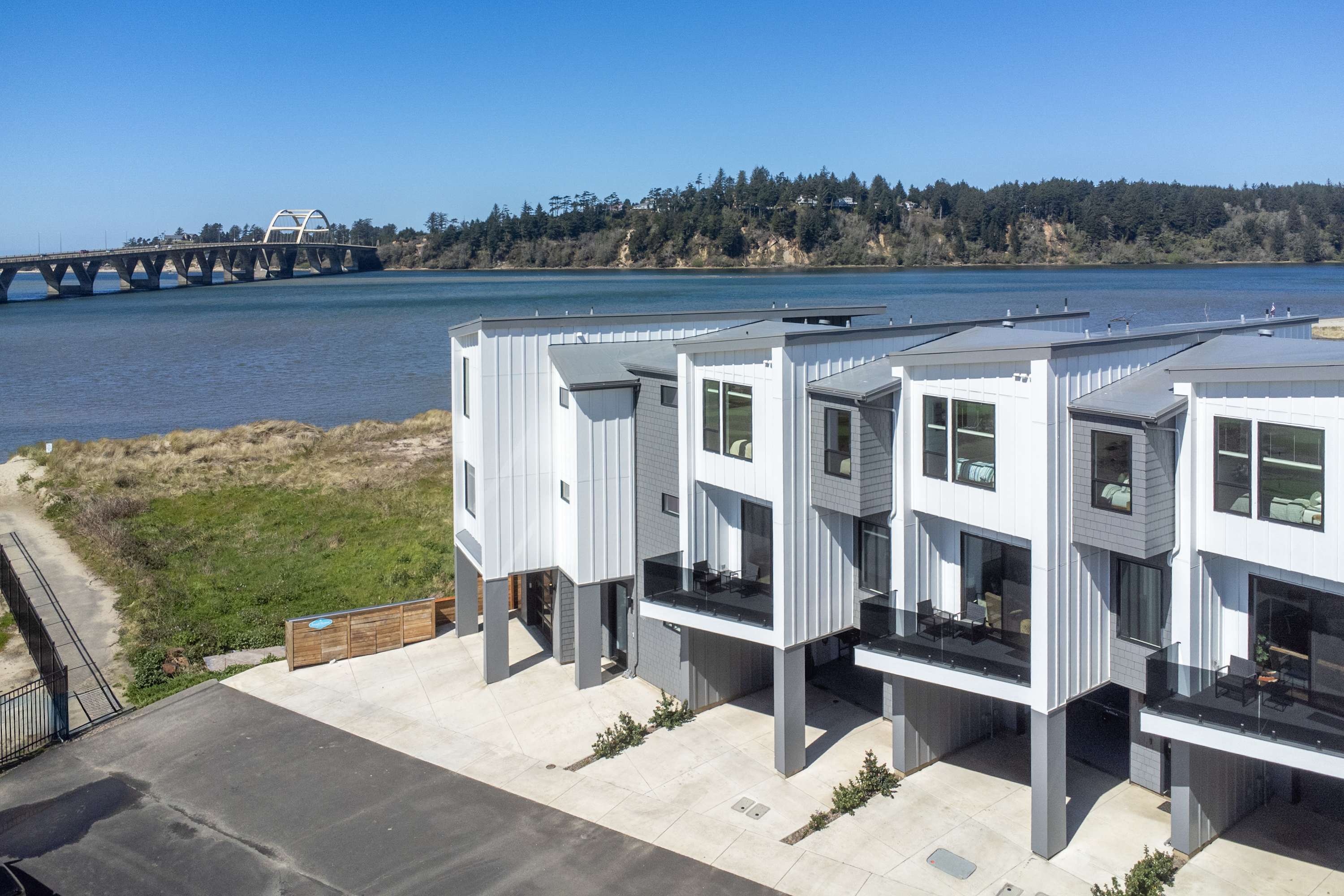 Alsea Bay View Townhome, Walk to Town + Hot Tub
