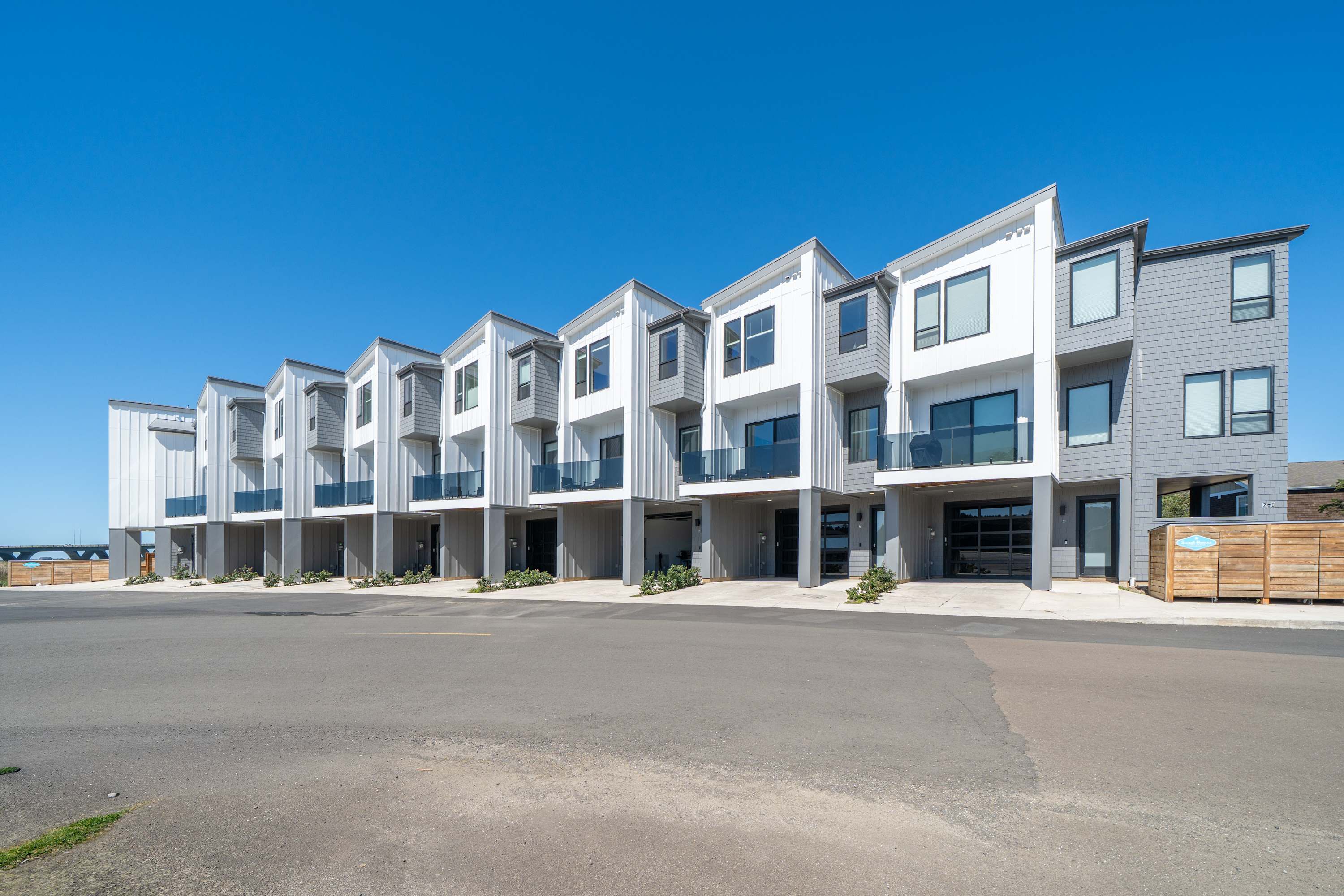 Alsea Bay View Townhome, Walk to Town + Hot Tub