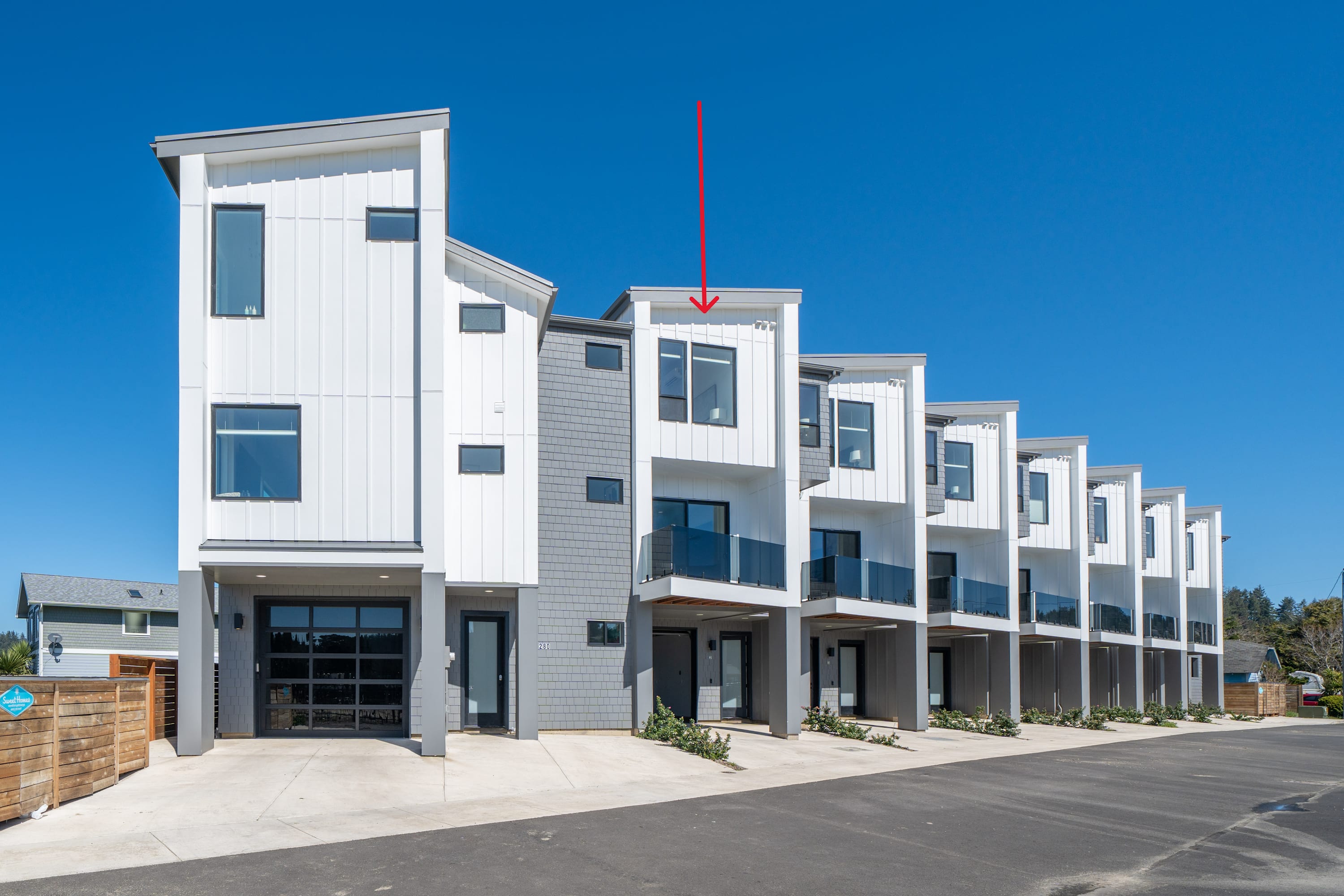 Alsea Bay View Townhome, Walk to Town + Hot Tub