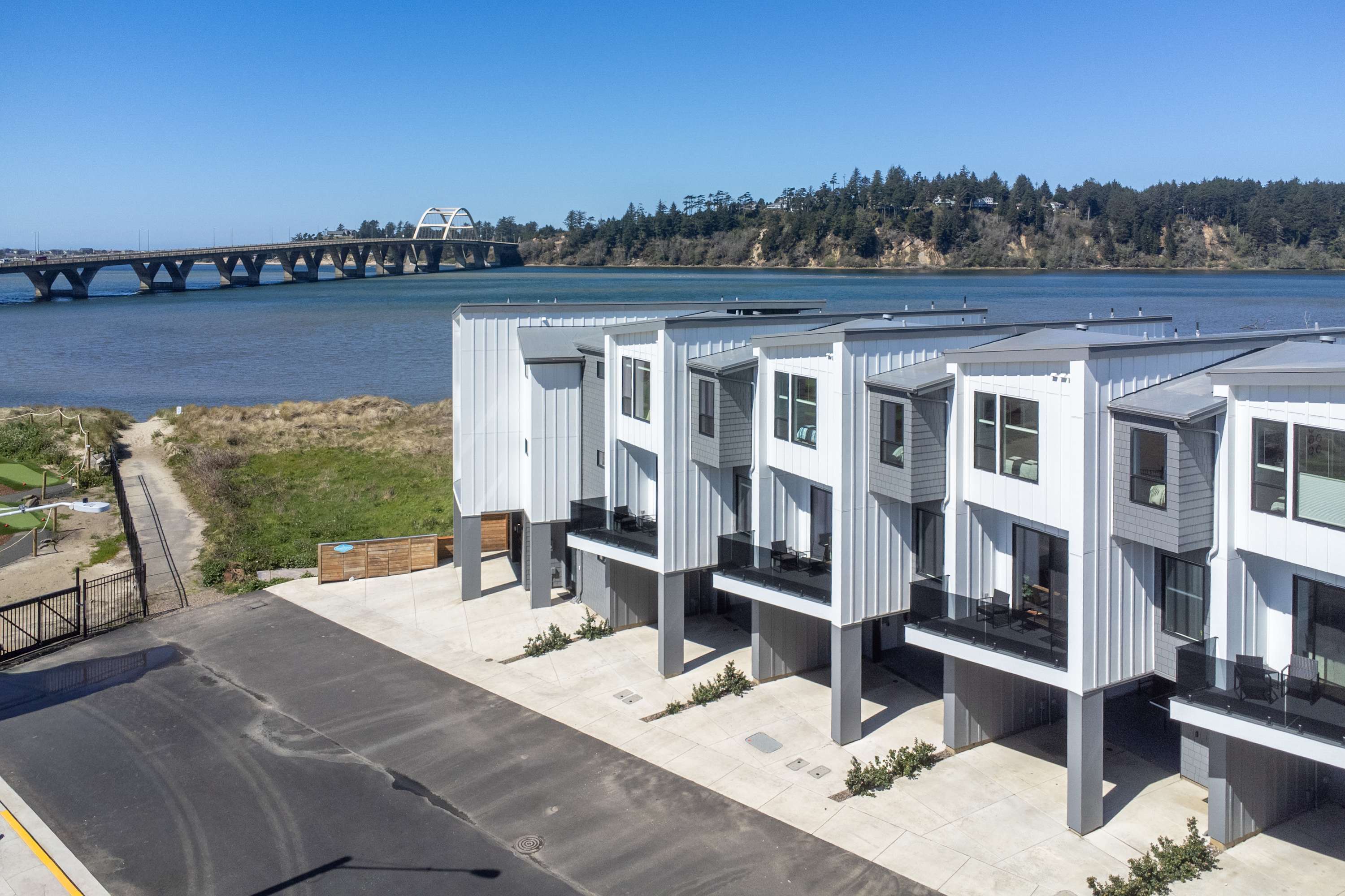 Bay Bridge Views, Hot Tub, Walk to Town + BBQ