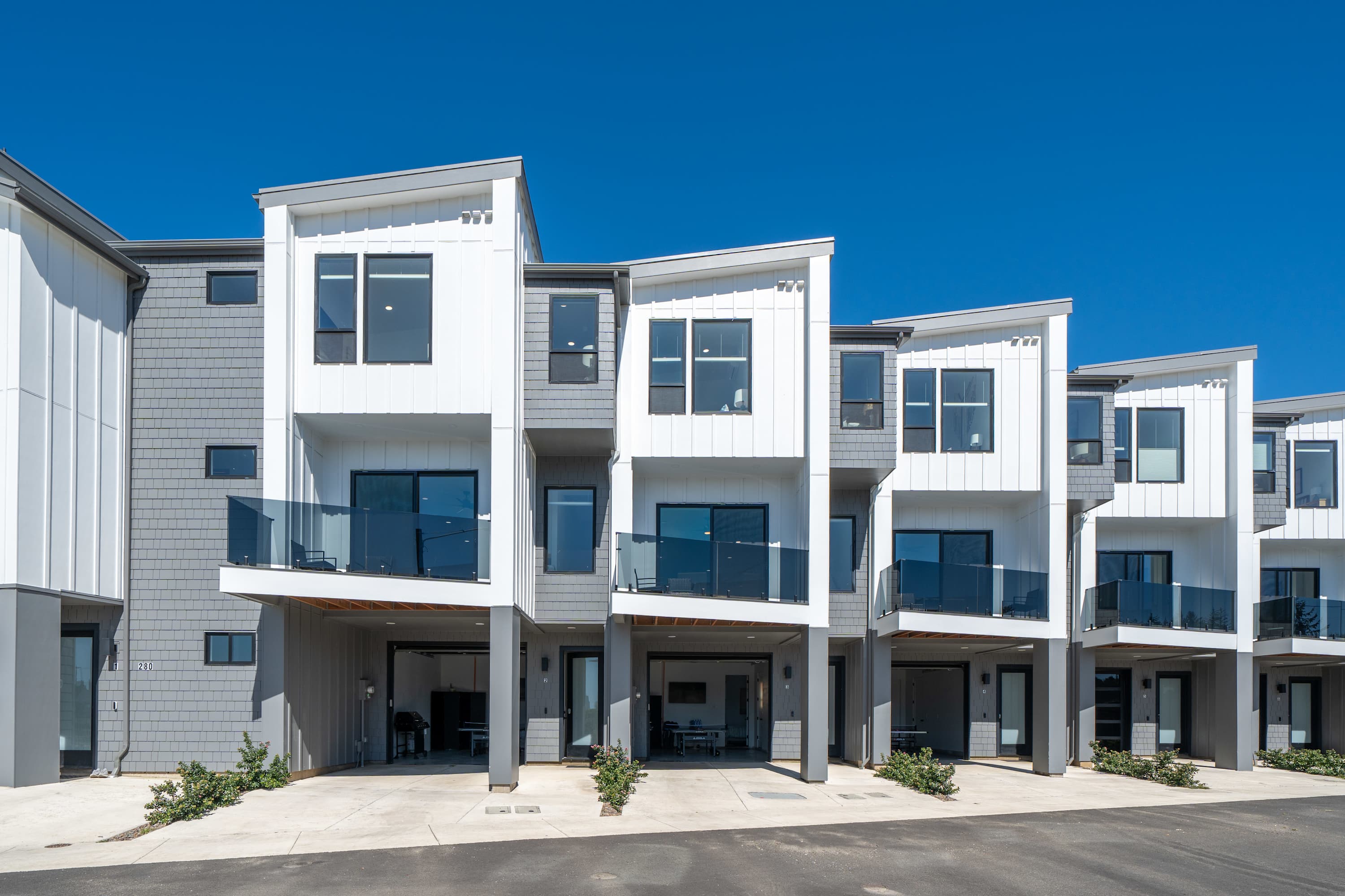 Bay Bridge Views, Hot Tub, Walk to Town + BBQ