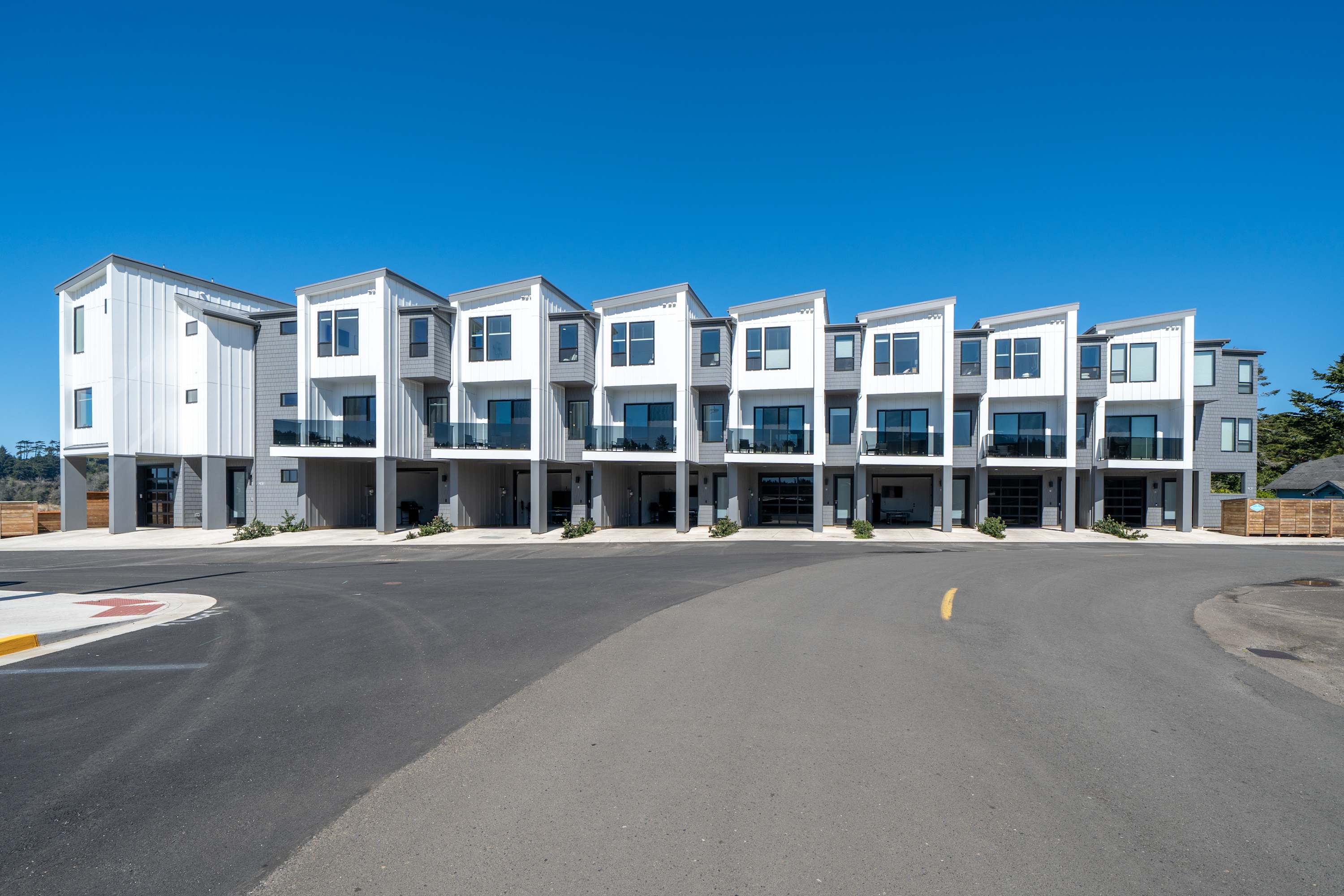 Bay Bridge Views, Hot Tub, Walk to Town + BBQ