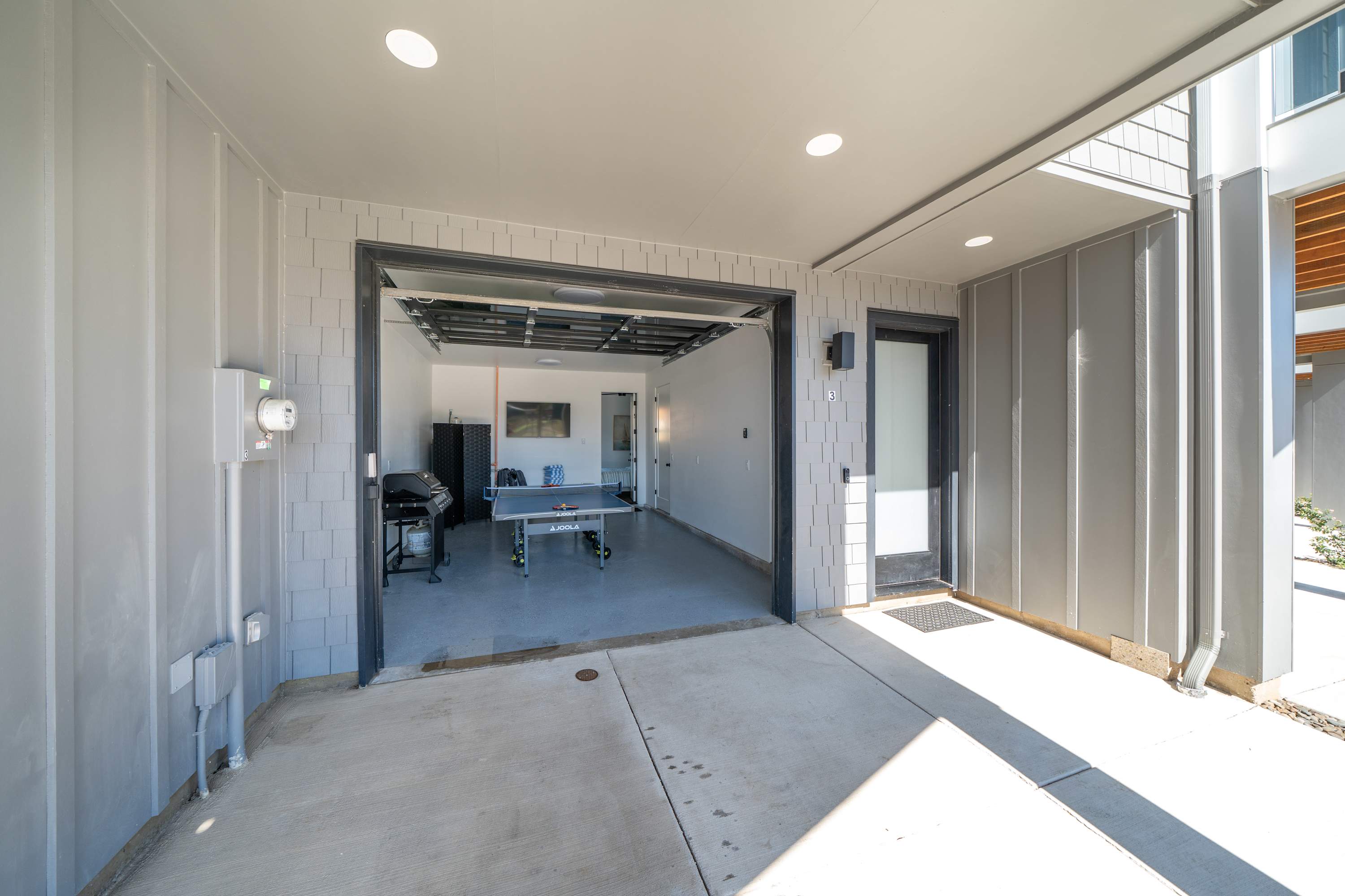 Bay Bridge Views, Hot Tub, Walk to Town + BBQ