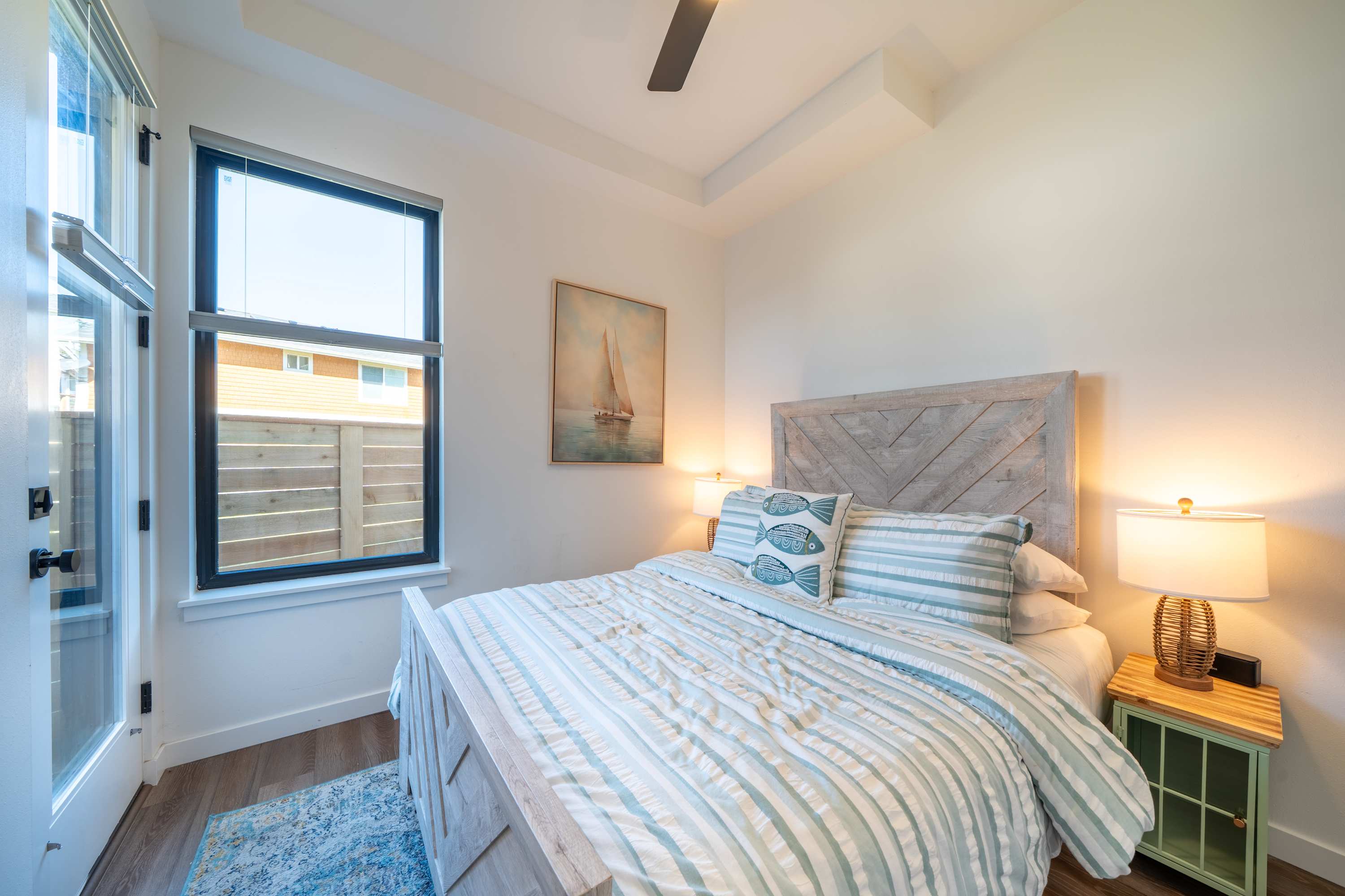 Bay Bridge Views, Hot Tub, Walk to Town + BBQ