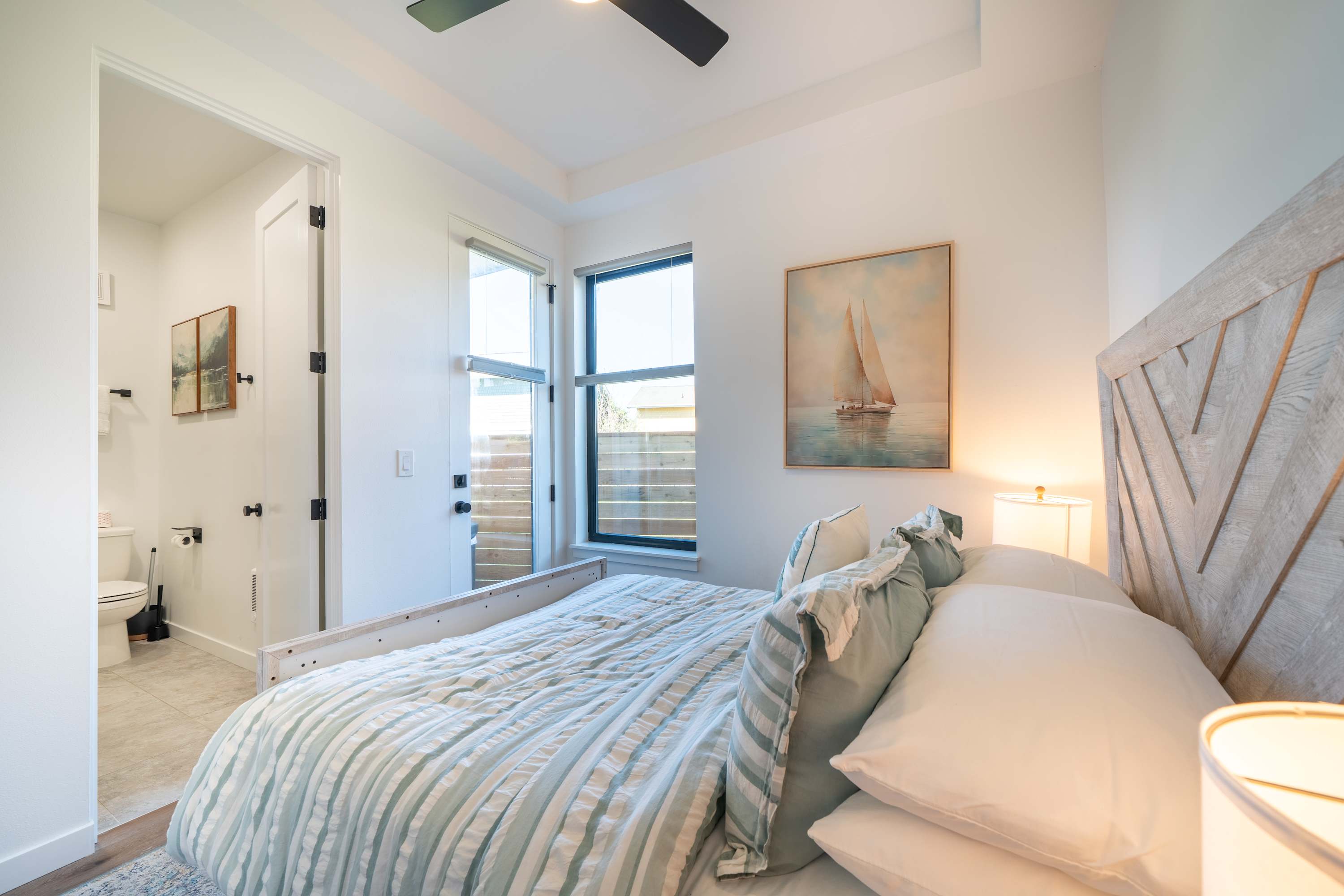 Bay Bridge Views, Hot Tub, Walk to Town + BBQ