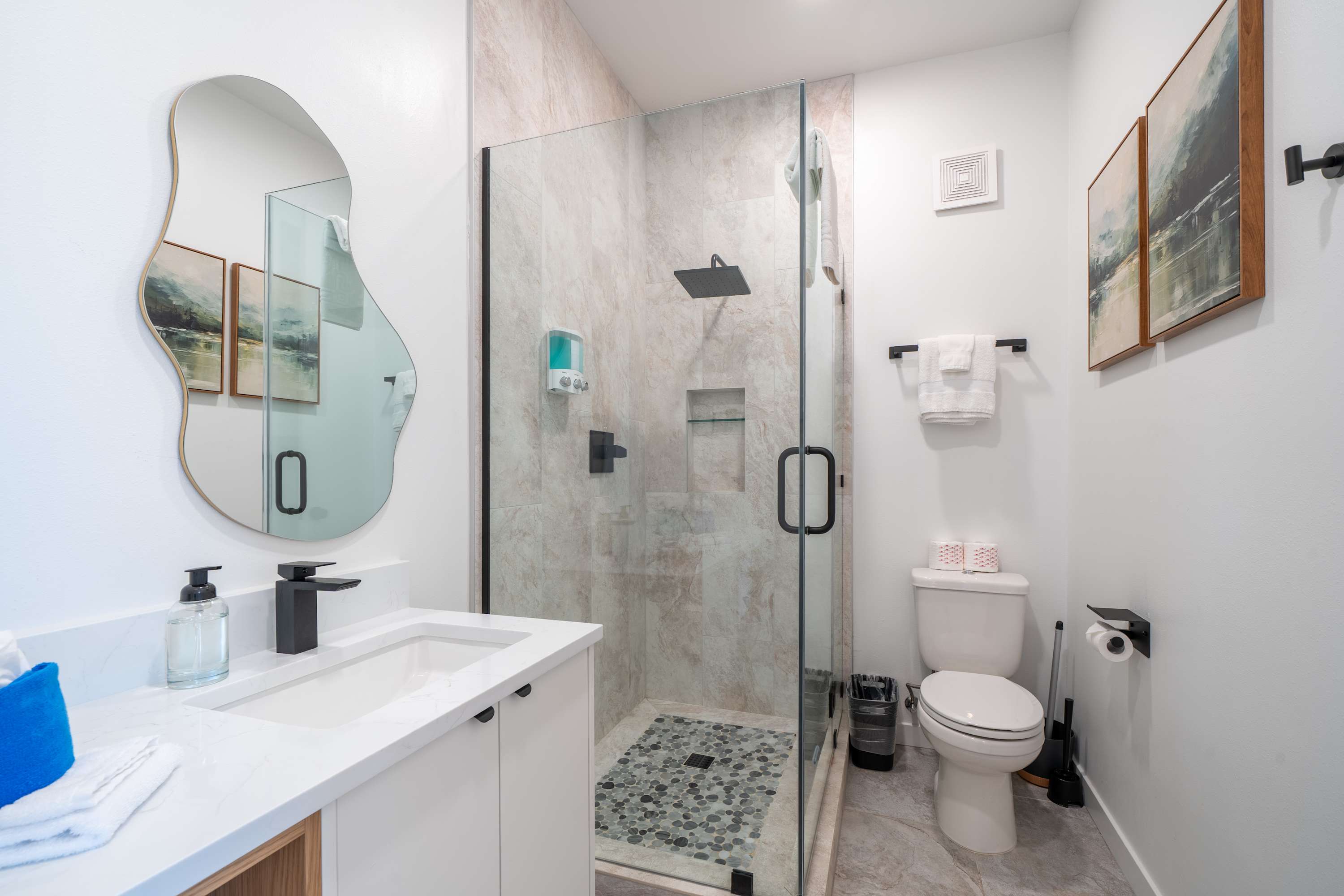 Bay Bridge Views, Hot Tub, Walk to Town + BBQ