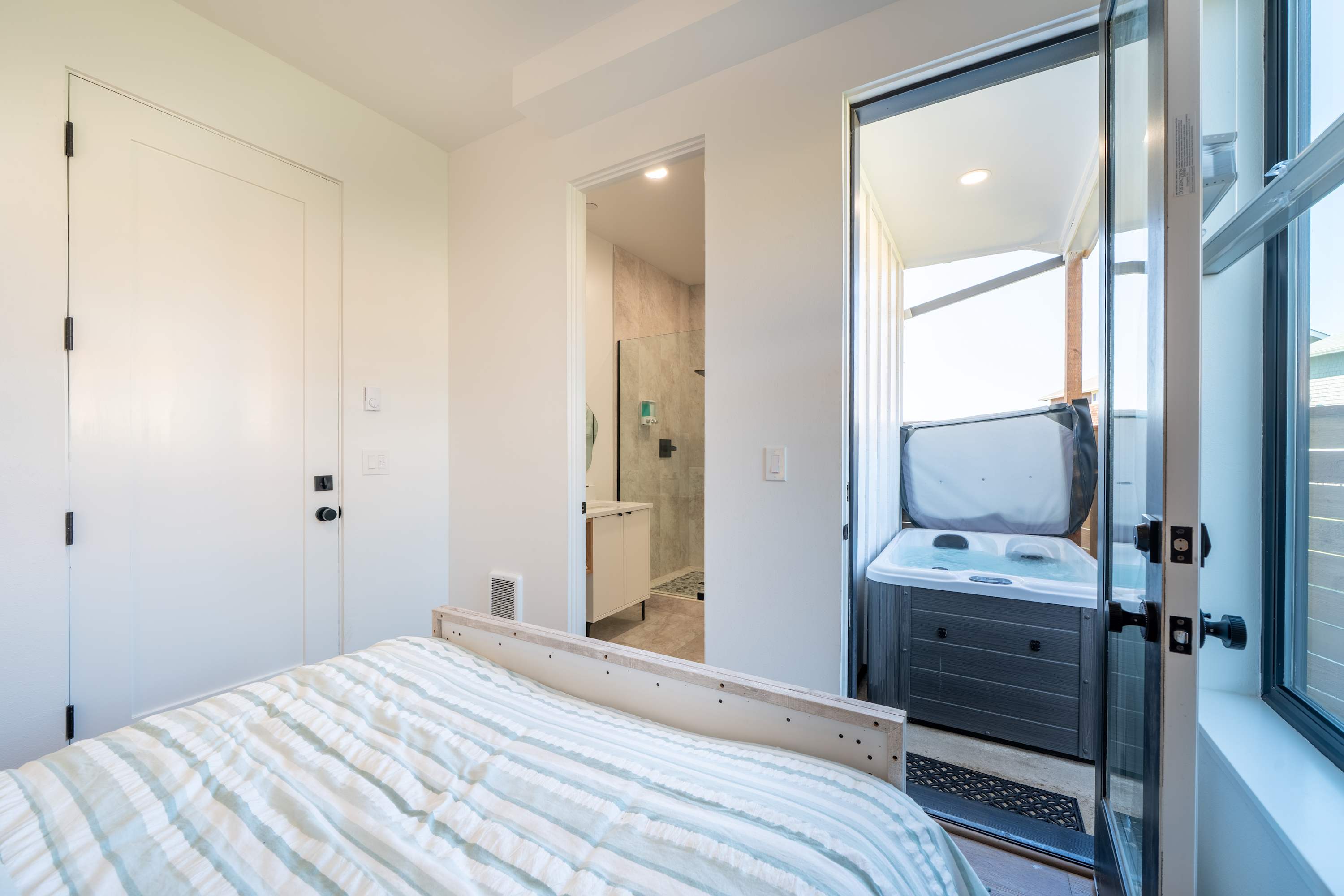 Bay Bridge Views, Hot Tub, Walk to Town + BBQ