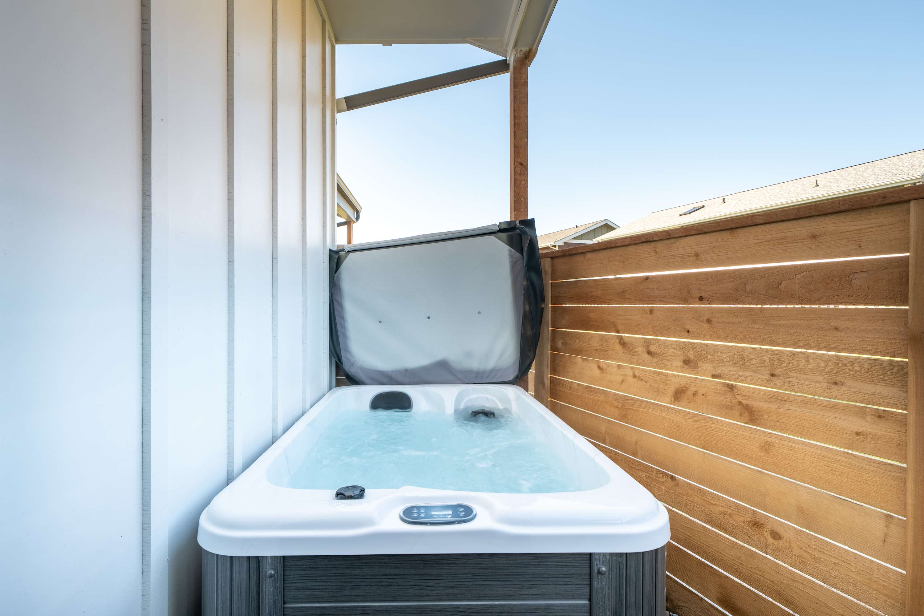 Bay Bridge Views, Hot Tub, Walk to Town + BBQ