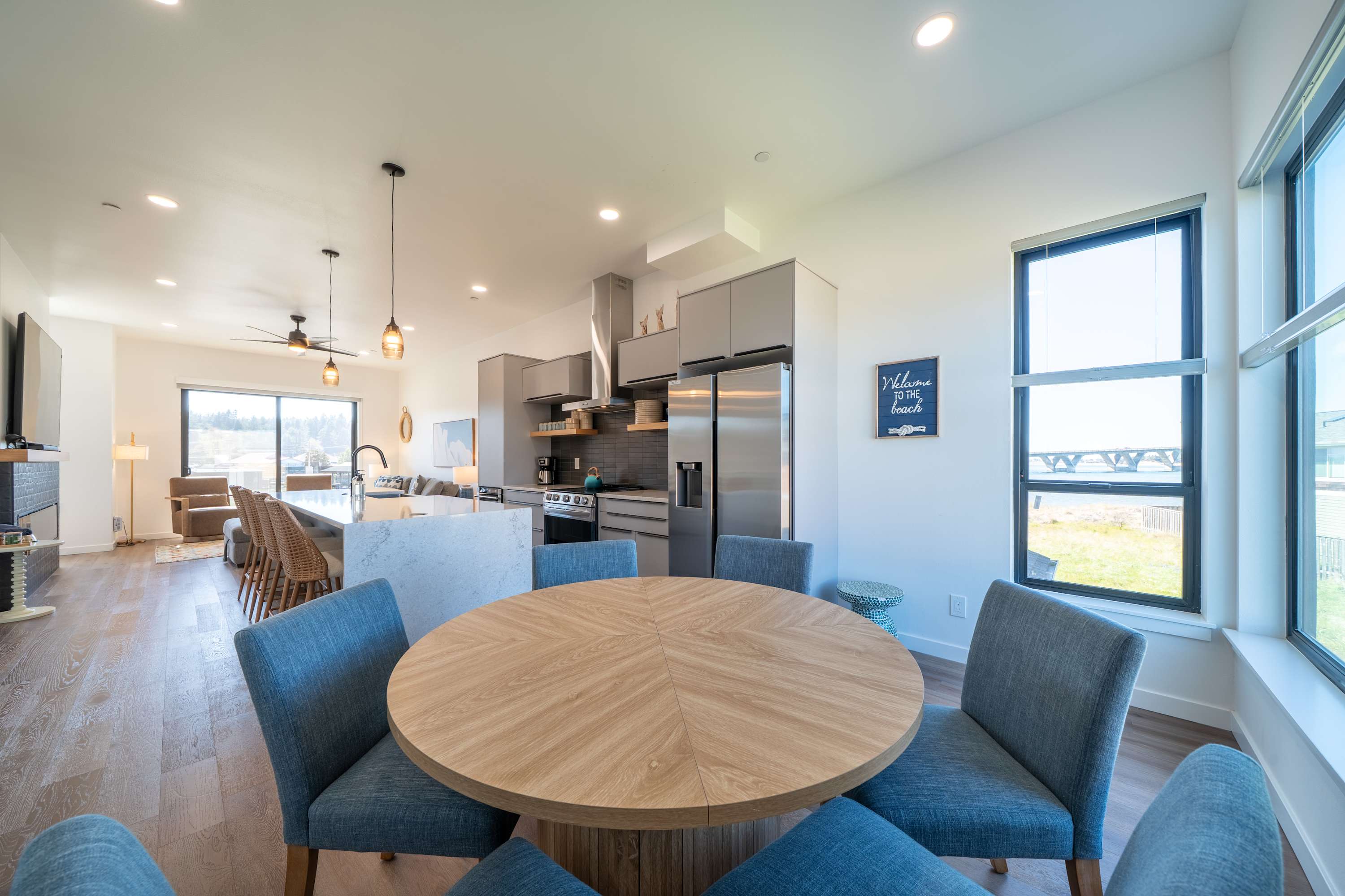 Bay Bridge Views, Hot Tub, Walk to Town + BBQ