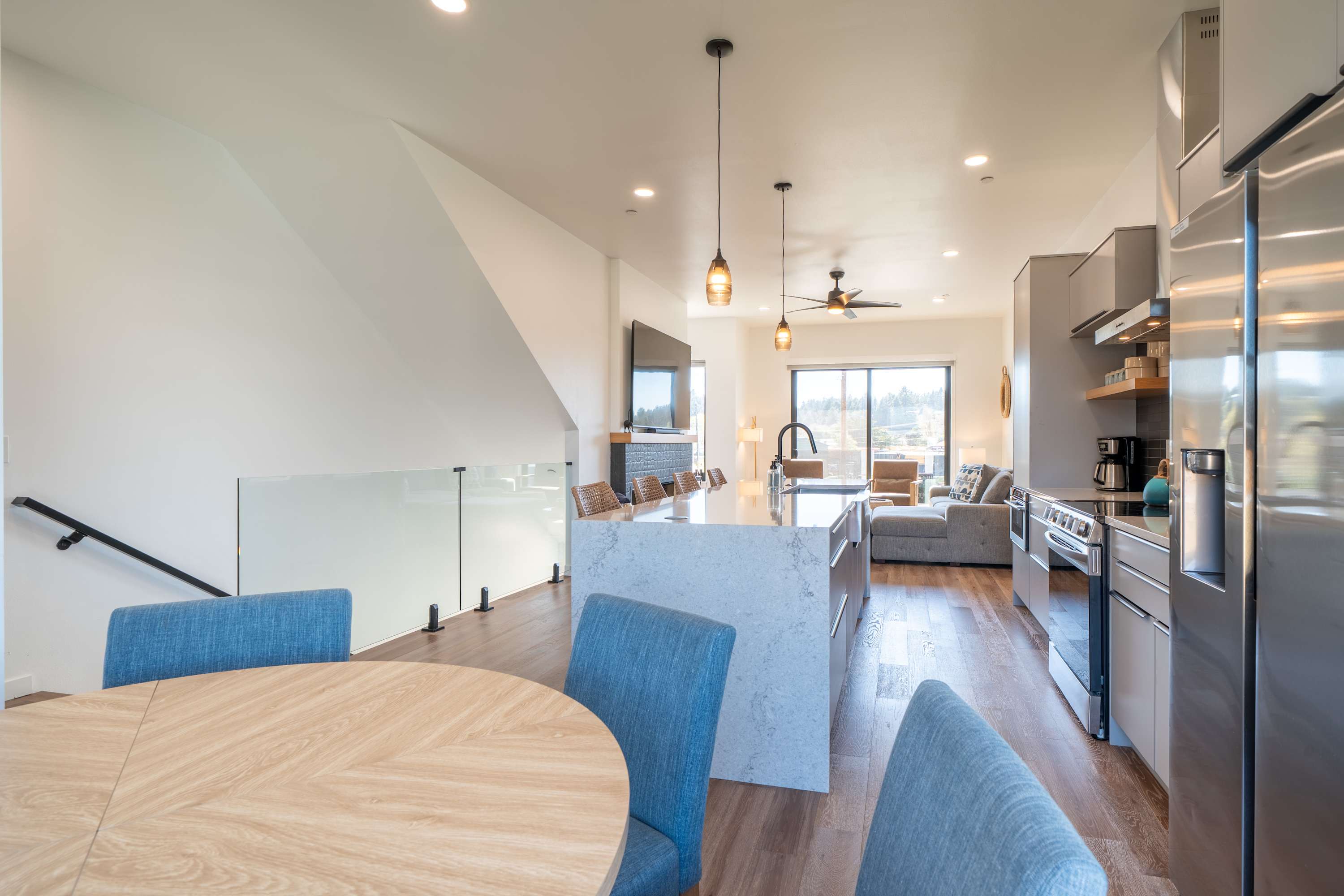 Bay Bridge Views, Hot Tub, Walk to Town + BBQ