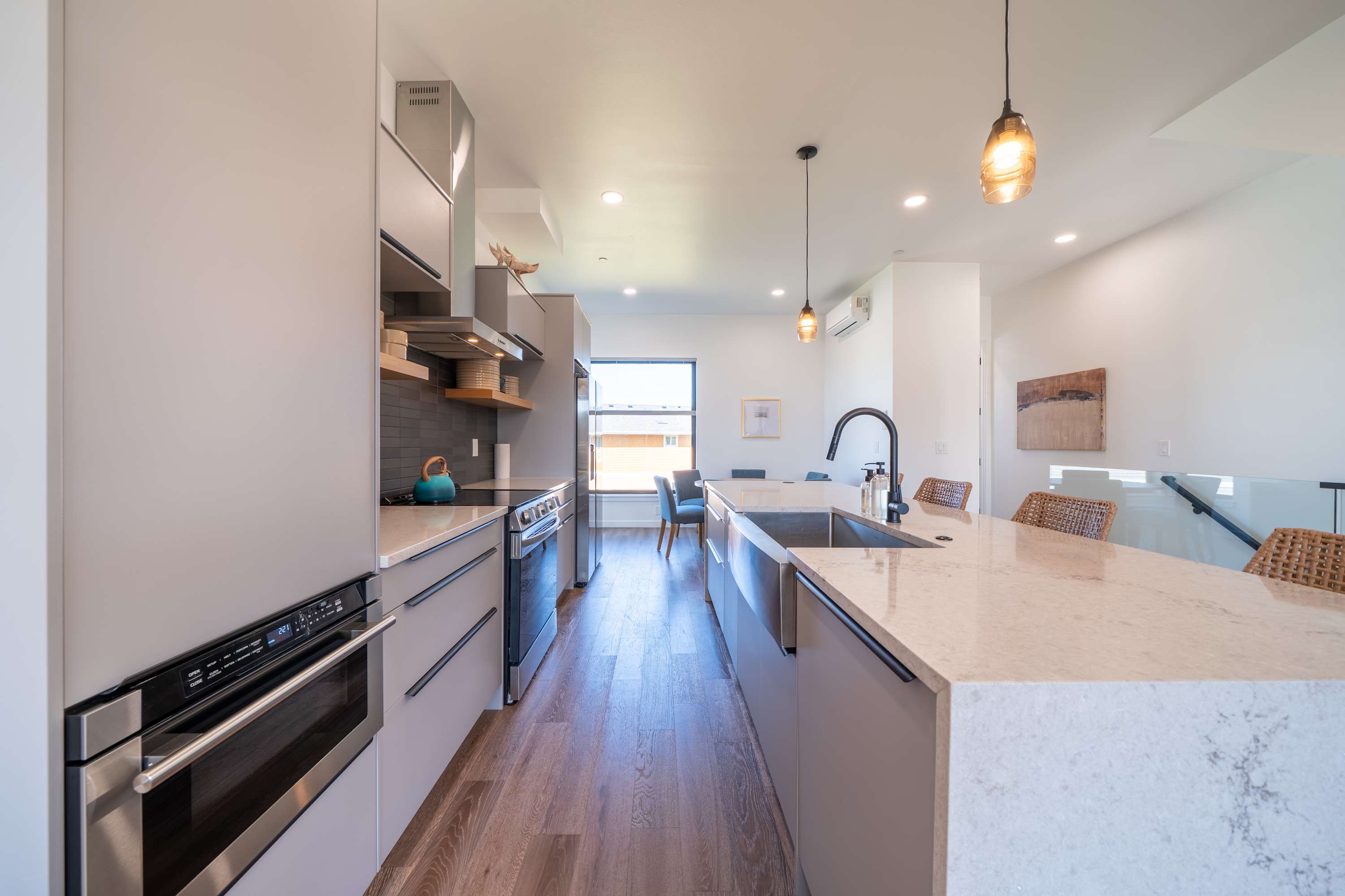 Bay Bridge Views, Hot Tub, Walk to Town + BBQ