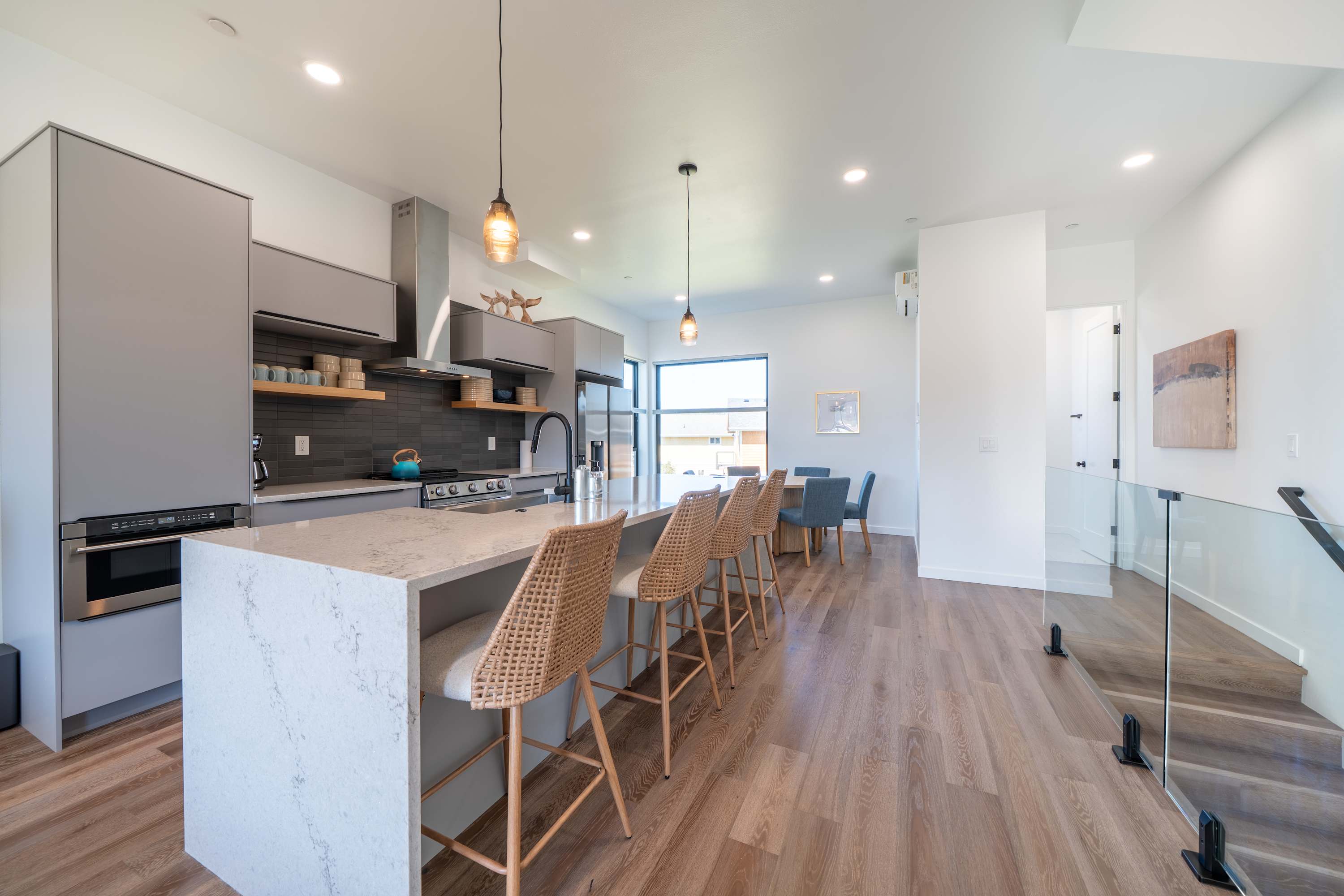 Bay Bridge Views, Hot Tub, Walk to Town + BBQ