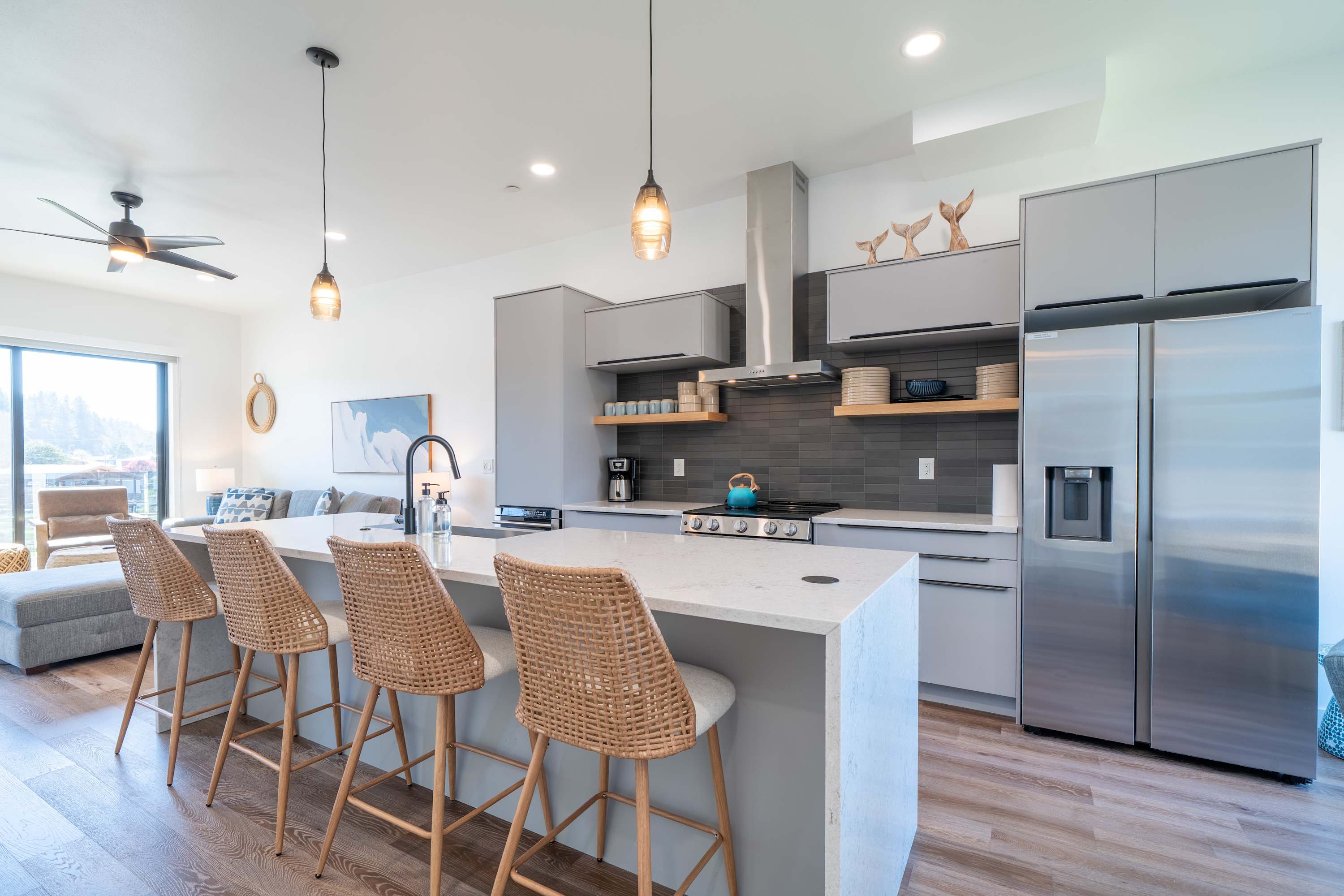 Bay Bridge Views, Hot Tub, Walk to Town + BBQ