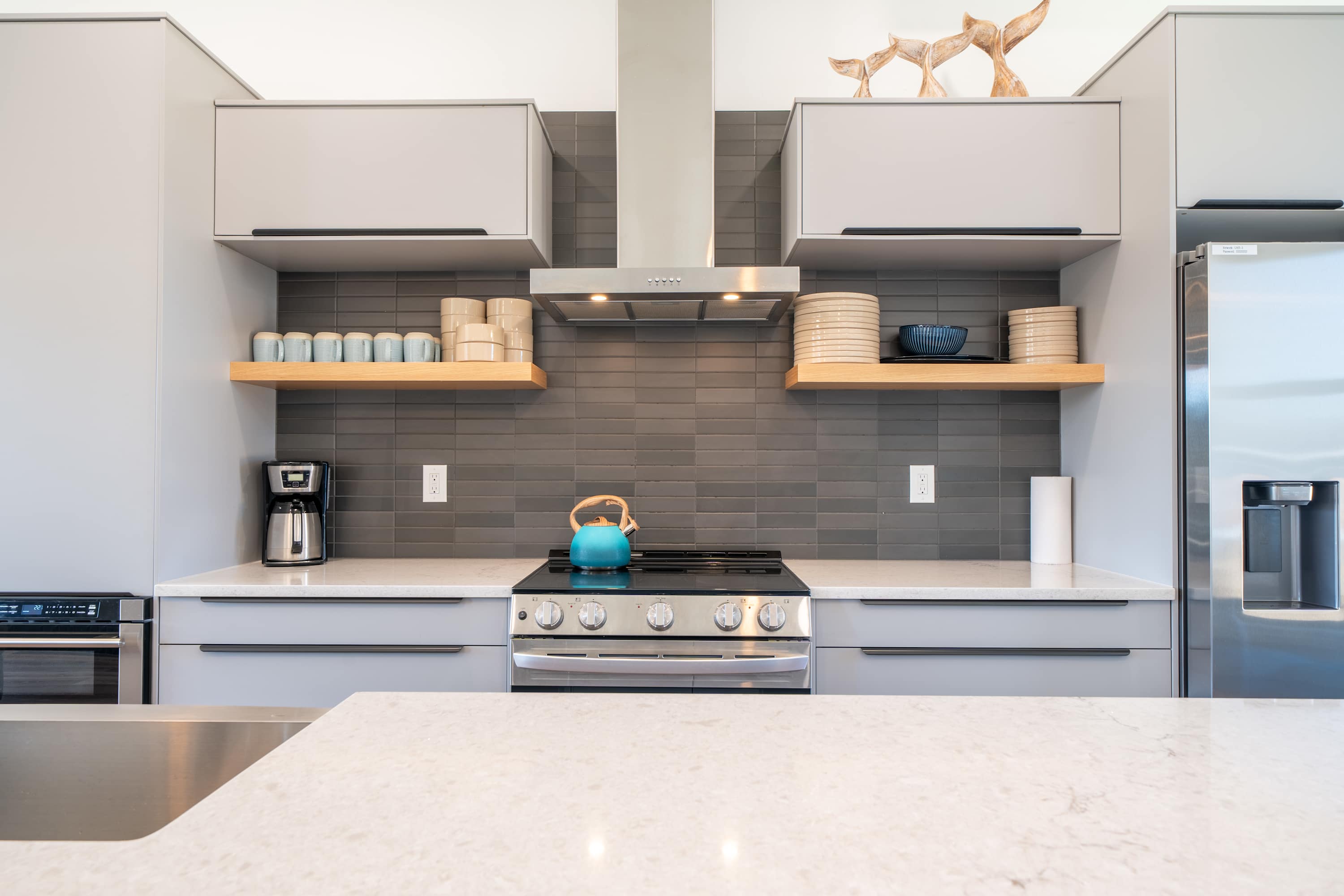 Bay Bridge Views, Hot Tub, Walk to Town + BBQ