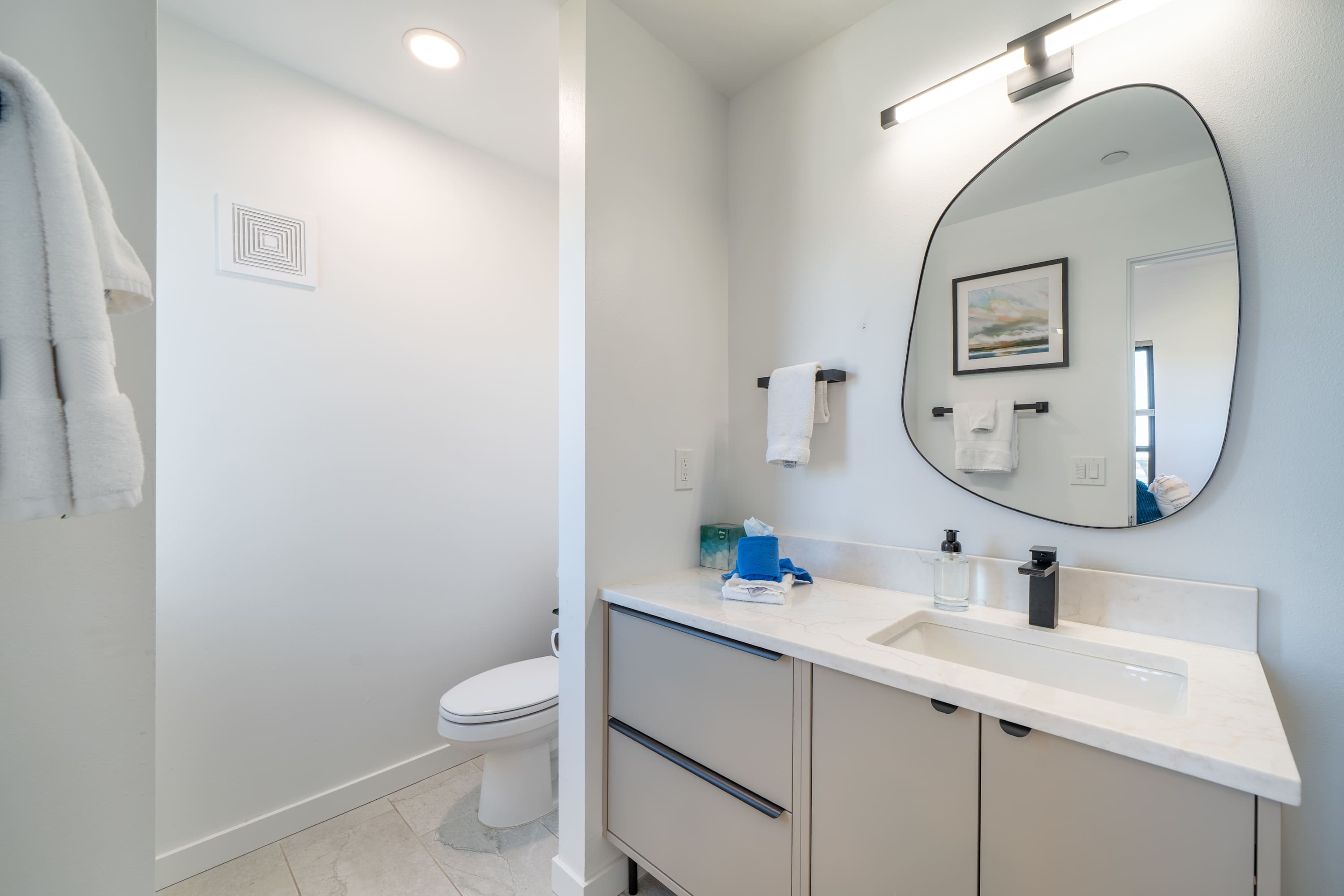 Bay Bridge Views, Hot Tub, Walk to Town + BBQ