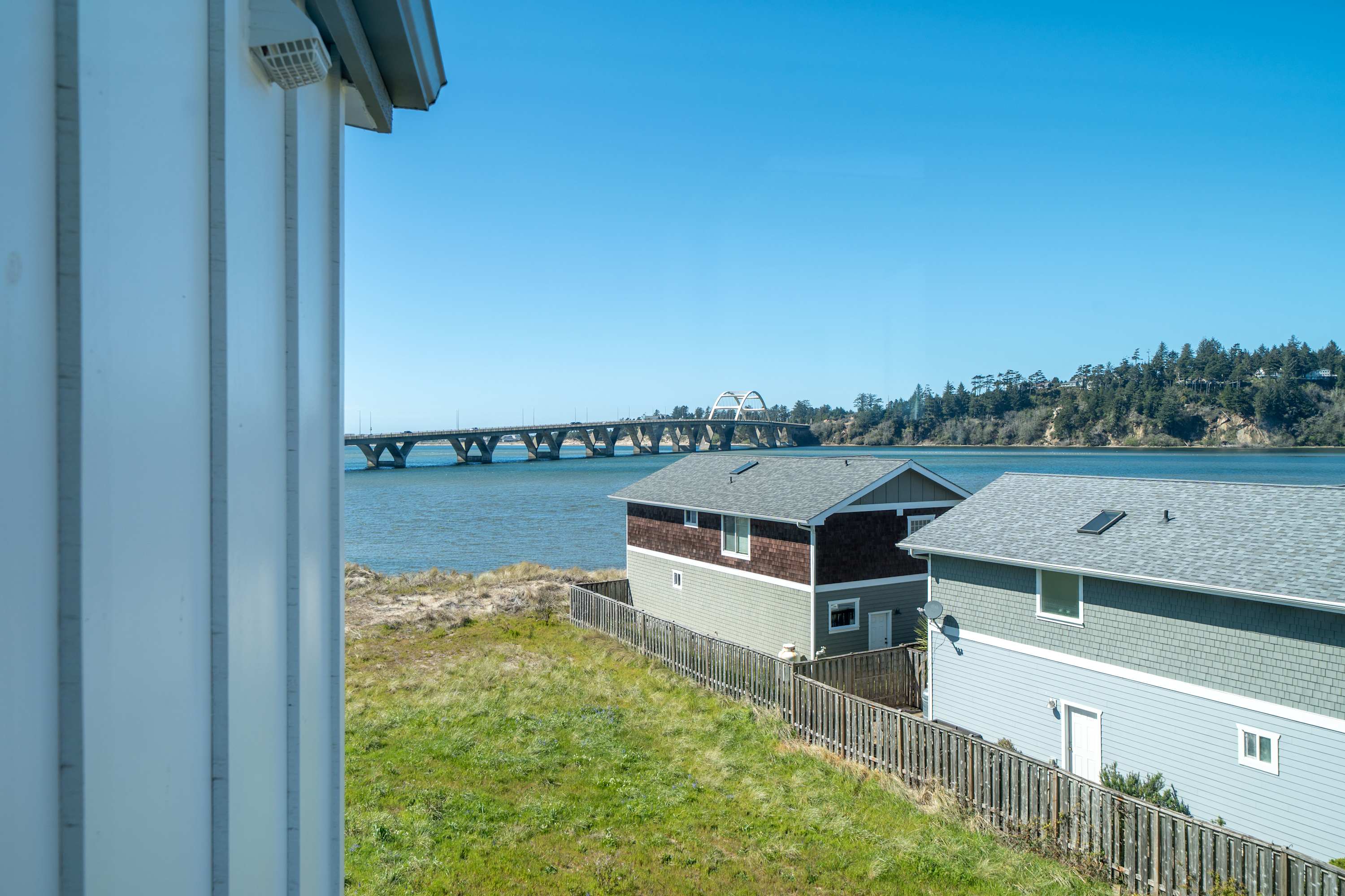 Bay Bridge Views, Hot Tub, Walk to Town + BBQ