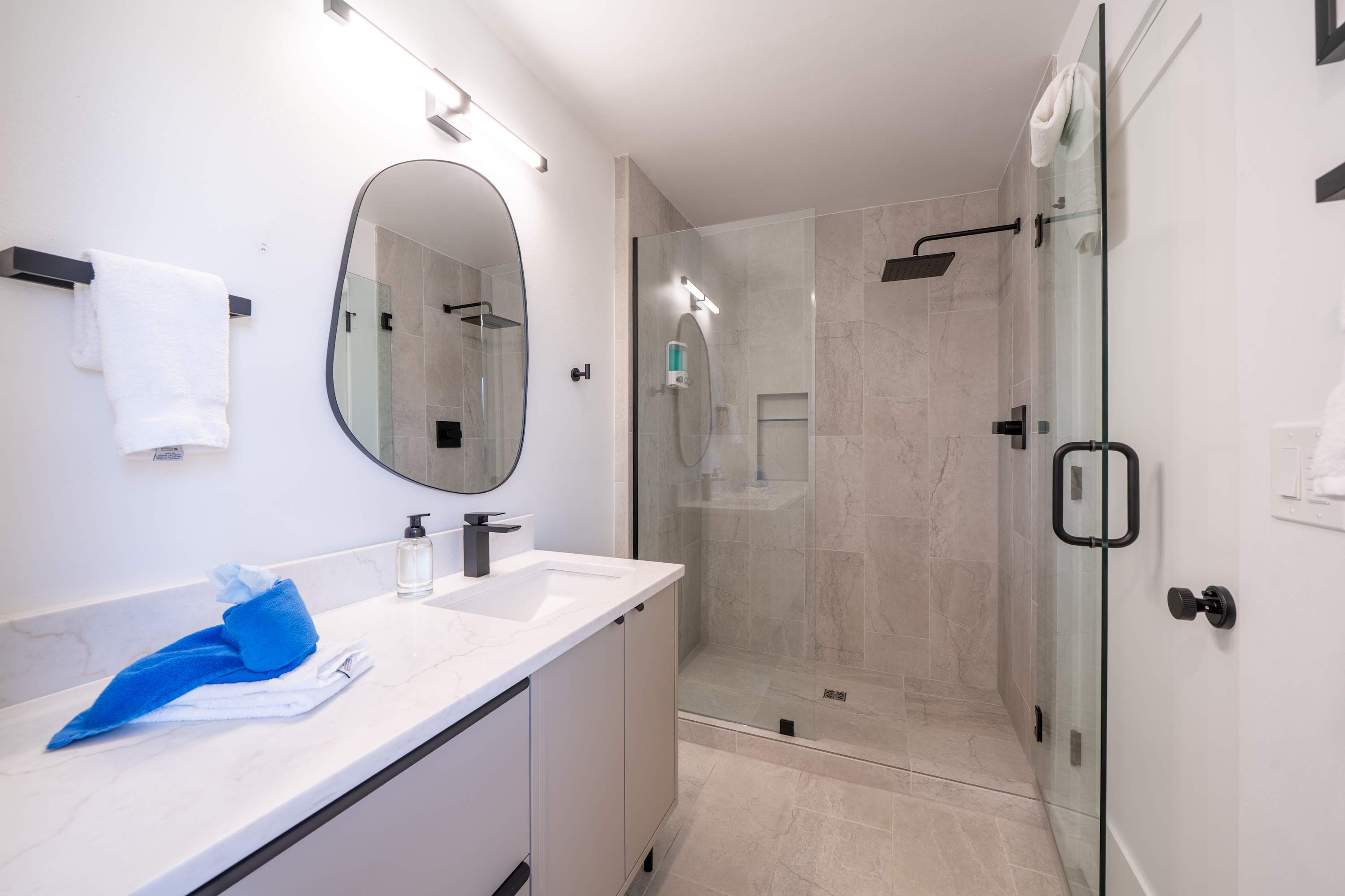 Bay Bridge Views, Hot Tub, Walk to Town + BBQ