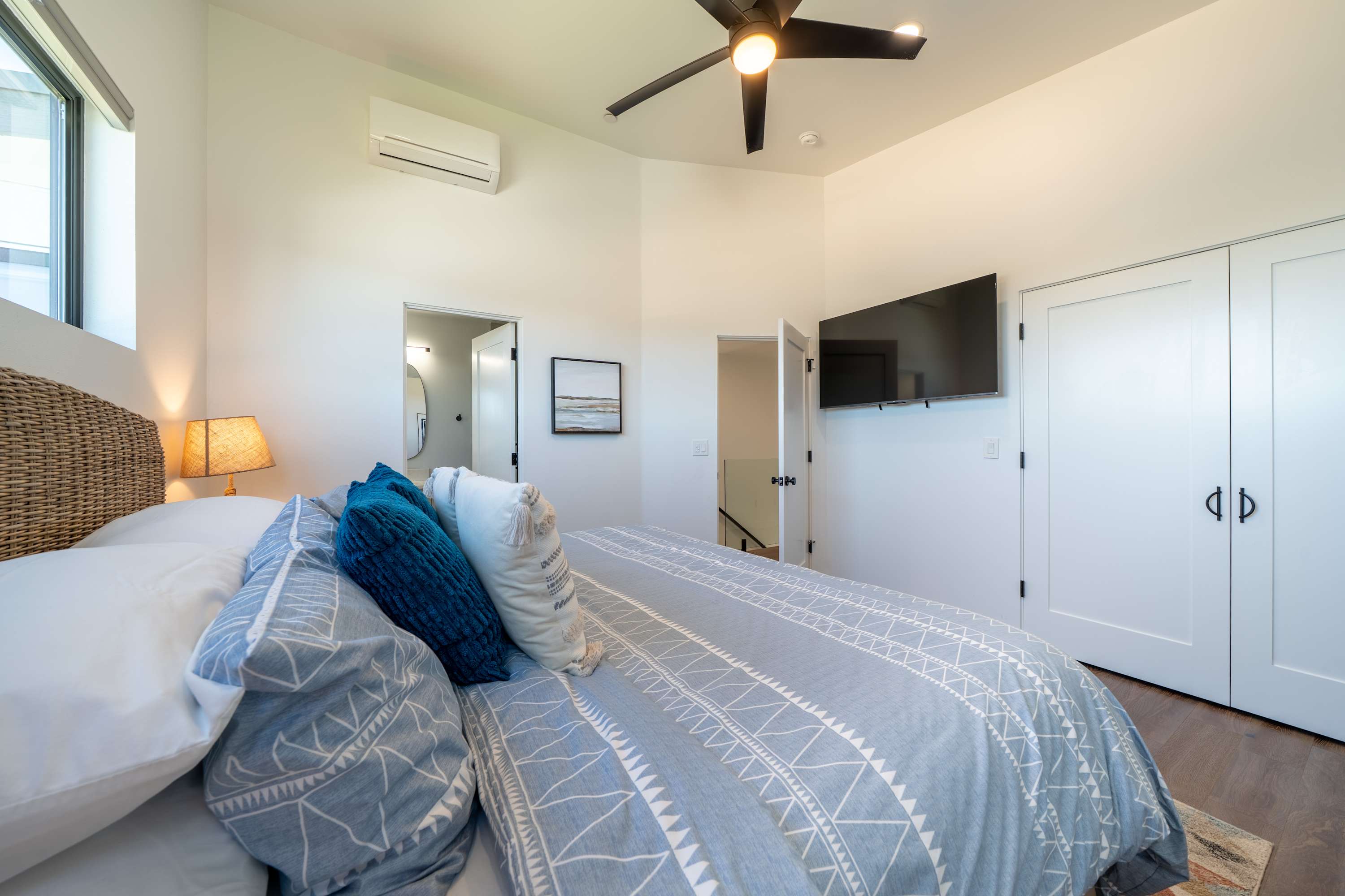 Bay Bridge Views, Hot Tub, Walk to Town + BBQ